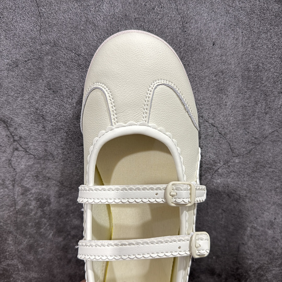 图片[5]-【公司级】Onitsuka Tiger鬼塚虎 鬼冢虎MEXICO 66 TGRS 平跟 玛丽珍鞋款演绎芭蕾风潮 整鞋采用银色金属光泽材质镜面效果，配合渐变奶油色皮革拼接，与立体镂空双滑动扣装饰，3秒完成松紧调节，呈现出轻盈且充满未来感的视觉效果。 鞋侧标志性的虎爪纹搭配白色缝线与鞋头弧线巧妙呼应，波浪形边缘设计打破传统运动鞋的棱角感，既保证运动功能性，又延续了MEXICO 66系列特有的复古跑鞋基因。 无论是日常出行还是运动场合，在光线下会折射出丝绸般的光晕，随手一拍就是赛博朋克大片既视感 尺码：36 37 37.5 38 39 39.5 40-选品中心