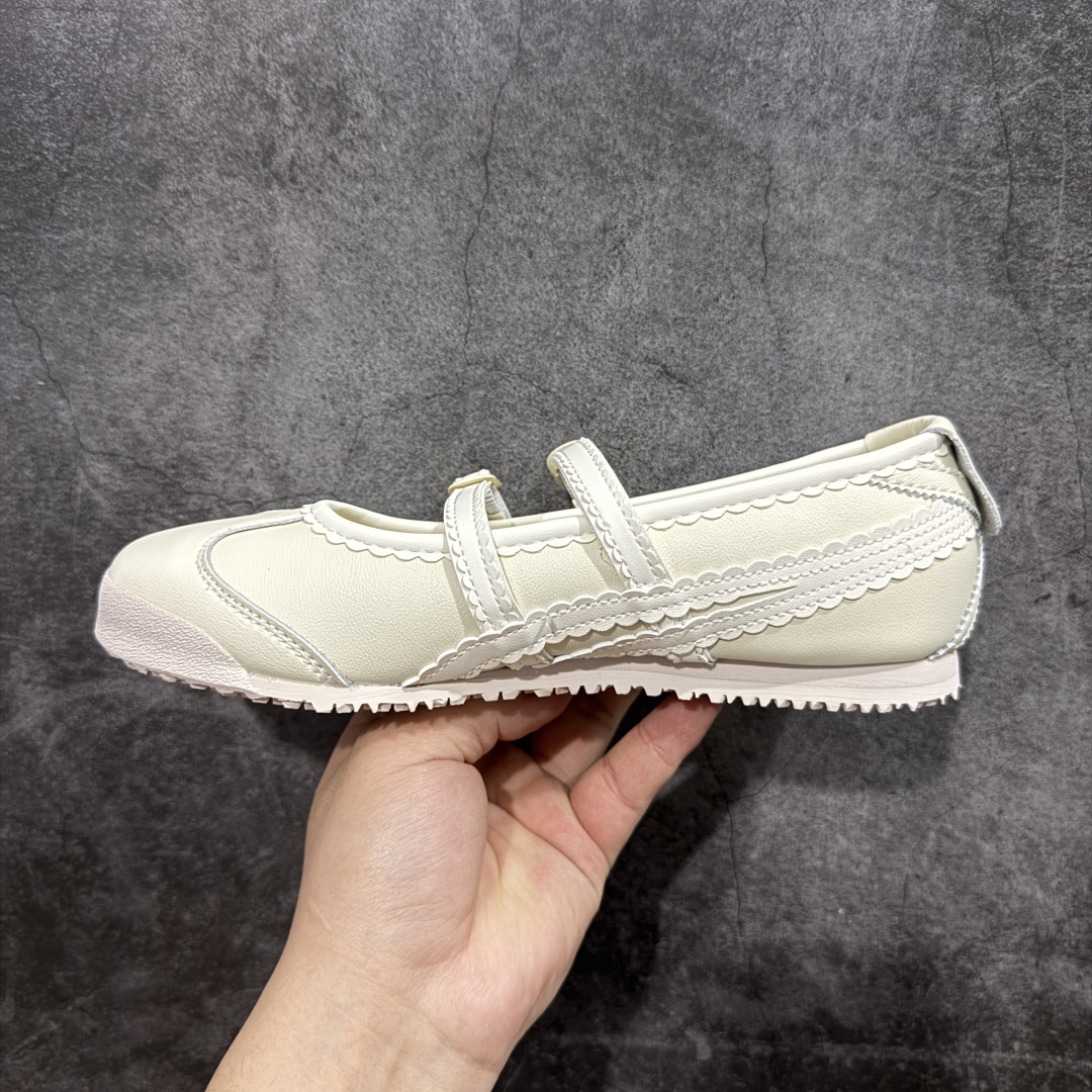 图片[2]-【公司级】Onitsuka Tiger鬼塚虎 鬼冢虎MEXICO 66 TGRS 平跟 玛丽珍鞋款演绎芭蕾风潮 整鞋采用银色金属光泽材质镜面效果，配合渐变奶油色皮革拼接，与立体镂空双滑动扣装饰，3秒完成松紧调节，呈现出轻盈且充满未来感的视觉效果。 鞋侧标志性的虎爪纹搭配白色缝线与鞋头弧线巧妙呼应，波浪形边缘设计打破传统运动鞋的棱角感，既保证运动功能性，又延续了MEXICO 66系列特有的复古跑鞋基因。 无论是日常出行还是运动场合，在光线下会折射出丝绸般的光晕，随手一拍就是赛博朋克大片既视感 尺码：36 37 37.5 38 39 39.5 40-选品中心