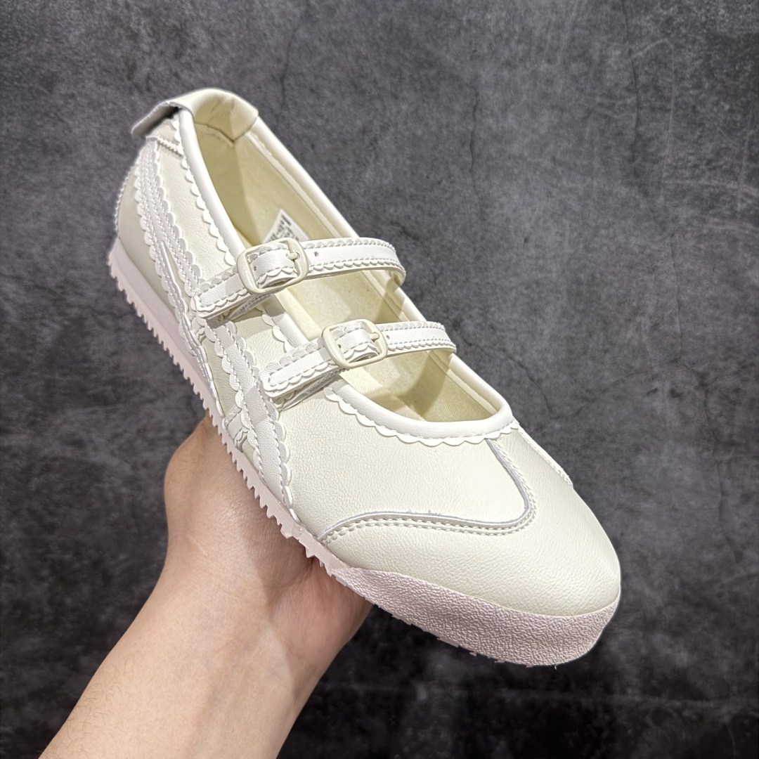 图片[3]-【公司级】Onitsuka Tiger鬼塚虎 鬼冢虎MEXICO 66 TGRS 平跟 玛丽珍鞋款演绎芭蕾风潮 整鞋采用银色金属光泽材质镜面效果，配合渐变奶油色皮革拼接，与立体镂空双滑动扣装饰，3秒完成松紧调节，呈现出轻盈且充满未来感的视觉效果。 鞋侧标志性的虎爪纹搭配白色缝线与鞋头弧线巧妙呼应，波浪形边缘设计打破传统运动鞋的棱角感，既保证运动功能性，又延续了MEXICO 66系列特有的复古跑鞋基因。 无论是日常出行还是运动场合，在光线下会折射出丝绸般的光晕，随手一拍就是赛博朋克大片既视感 尺码：36 37 37.5 38 39 39.5 40-选品中心