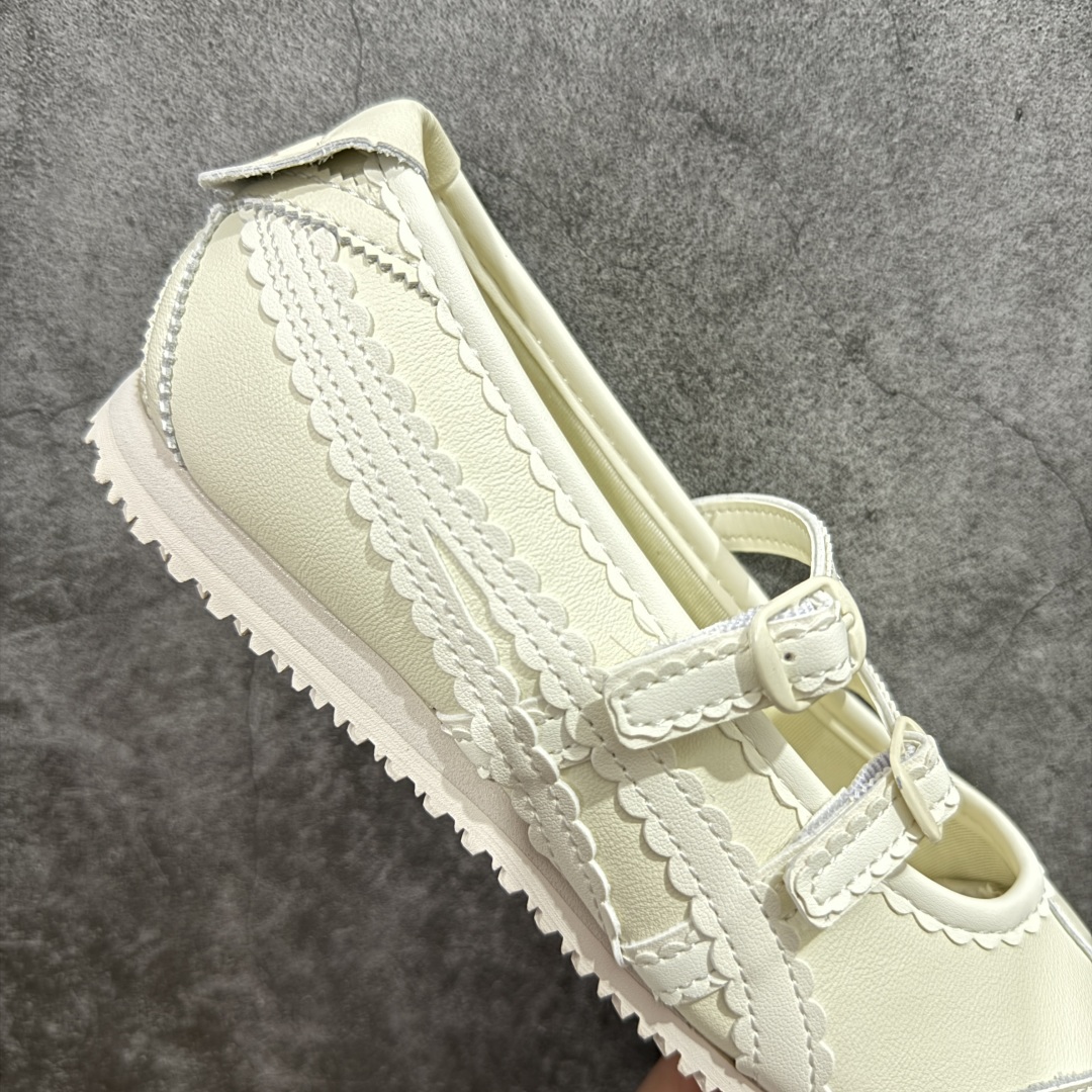 图片[7]-【公司级】Onitsuka Tiger鬼塚虎 鬼冢虎MEXICO 66 TGRS 平跟 玛丽珍鞋款演绎芭蕾风潮 整鞋采用银色金属光泽材质镜面效果，配合渐变奶油色皮革拼接，与立体镂空双滑动扣装饰，3秒完成松紧调节，呈现出轻盈且充满未来感的视觉效果。 鞋侧标志性的虎爪纹搭配白色缝线与鞋头弧线巧妙呼应，波浪形边缘设计打破传统运动鞋的棱角感，既保证运动功能性，又延续了MEXICO 66系列特有的复古跑鞋基因。 无论是日常出行还是运动场合，在光线下会折射出丝绸般的光晕，随手一拍就是赛博朋克大片既视感 尺码：36 37 37.5 38 39 39.5 40-选品中心