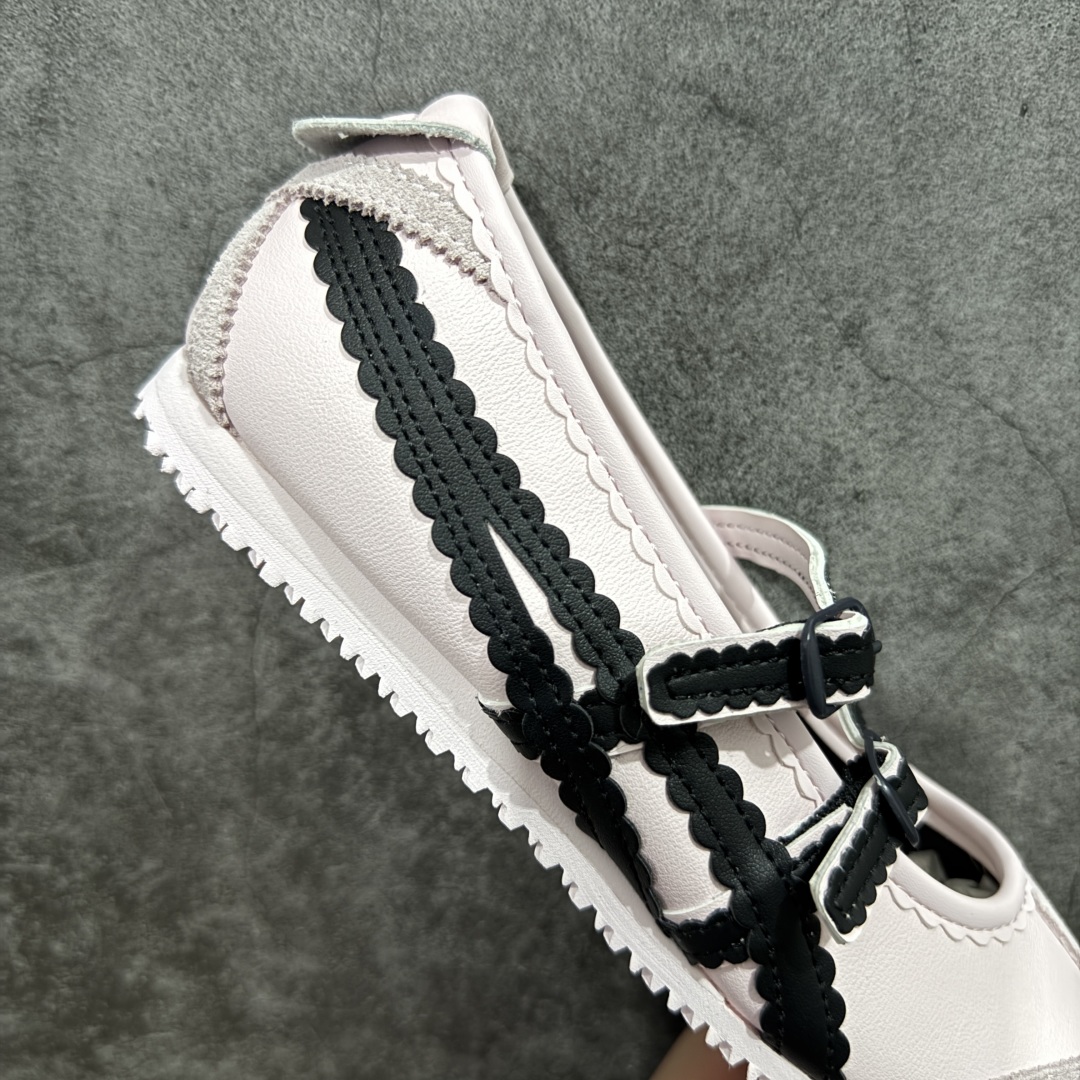 图片[7]-【公司级】Onitsuka Tiger鬼塚虎 鬼冢虎MEXICO 66 TGRS 平跟 玛丽珍鞋款演绎芭蕾风潮 整鞋采用银色金属光泽材质镜面效果，配合渐变奶油色皮革拼接，与立体镂空双滑动扣装饰，3秒完成松紧调节，呈现出轻盈且充满未来感的视觉效果。 鞋侧标志性的虎爪纹搭配白色缝线与鞋头弧线巧妙呼应，波浪形边缘设计打破传统运动鞋的棱角感，既保证运动功能性，又延续了MEXICO 66系列特有的复古跑鞋基因。 无论是日常出行还是运动场合，在光线下会折射出丝绸般的光晕，随手一拍就是赛博朋克大片既视感 尺码：36 37 37.5 38 39 39.5 40-选品中心