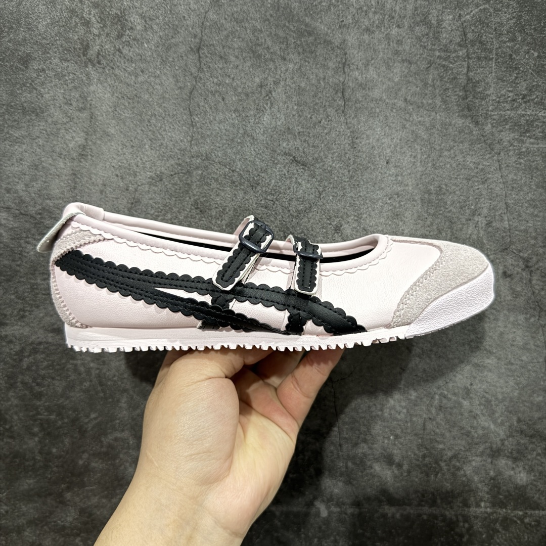 【公司级】Onitsuka Tiger鬼塚虎 鬼冢虎MEXICO 66 TGRS 平跟 玛丽珍鞋款演绎芭蕾风潮 整鞋采用银色金属光泽材质镜面效果,配合渐变奶油色皮革拼接,与立体镂空双滑动扣装饰,3秒完成松紧调节,呈现出轻盈且充满未来感的视觉效果。 鞋侧标志性的虎爪纹搭配白色缝线与鞋头弧线巧妙呼应,波浪形边缘设计打破传统运动鞋的棱角感,既保证运动功能性,又延续了MEXICO 66系列特有的复古跑鞋基因。 无论是日常出行还是运动场合,在光线下会折射出丝绸般的光晕,随手一拍就是赛博朋克大片既视感 尺码:36 37 37.5 38 39 39.5 40-选品中心