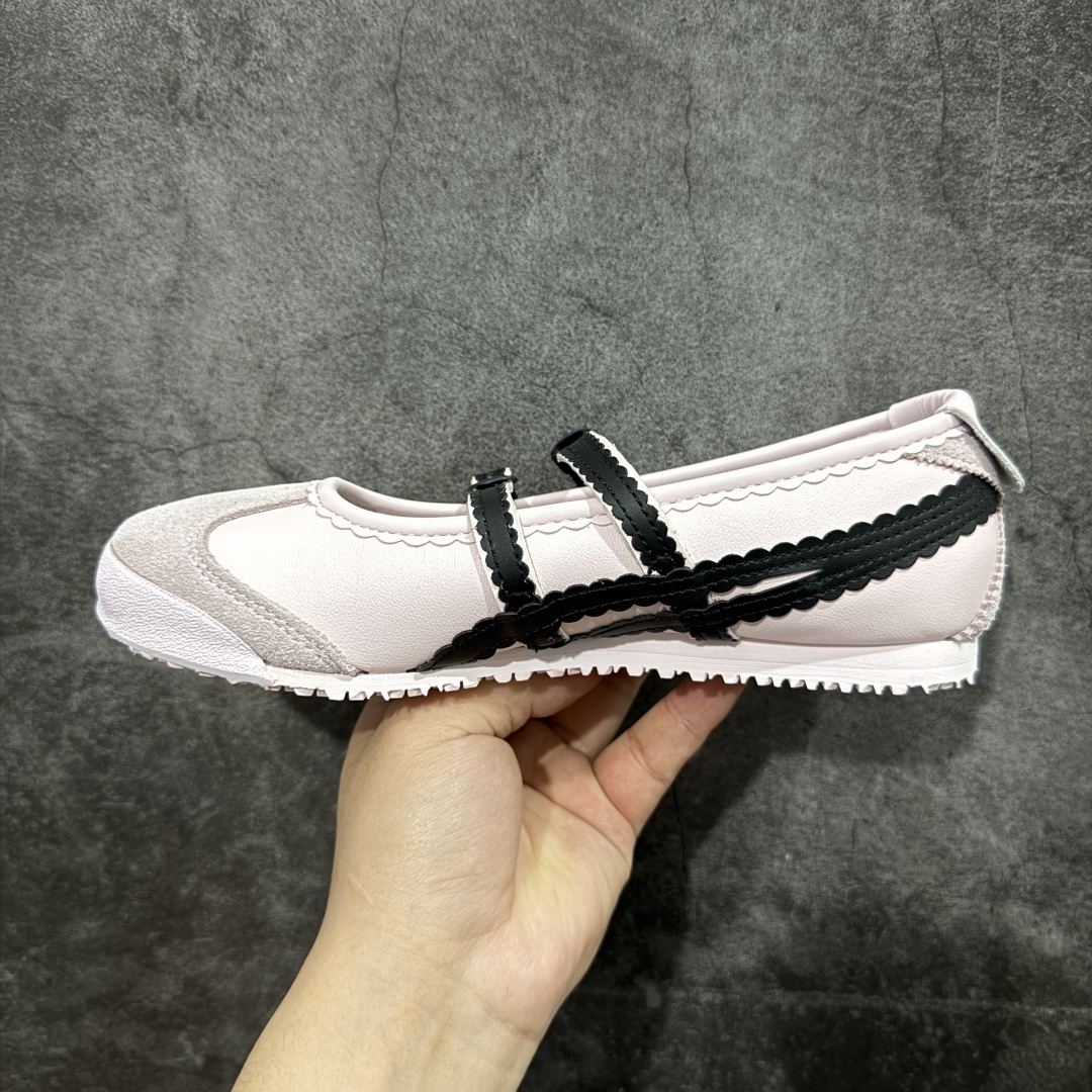 图片[2]-【公司级】Onitsuka Tiger鬼塚虎 鬼冢虎MEXICO 66 TGRS 平跟 玛丽珍鞋款演绎芭蕾风潮 整鞋采用银色金属光泽材质镜面效果，配合渐变奶油色皮革拼接，与立体镂空双滑动扣装饰，3秒完成松紧调节，呈现出轻盈且充满未来感的视觉效果。 鞋侧标志性的虎爪纹搭配白色缝线与鞋头弧线巧妙呼应，波浪形边缘设计打破传统运动鞋的棱角感，既保证运动功能性，又延续了MEXICO 66系列特有的复古跑鞋基因。 无论是日常出行还是运动场合，在光线下会折射出丝绸般的光晕，随手一拍就是赛博朋克大片既视感 尺码：36 37 37.5 38 39 39.5 40-选品中心