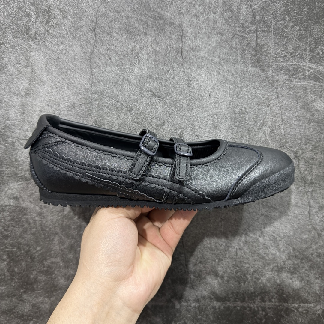 【公司级】Onitsuka Tiger鬼塚虎 鬼冢虎MEXICO 66 TGRS 平跟 玛丽珍鞋款演绎芭蕾风潮 整鞋采用银色金属光泽材质镜面效果,配合渐变奶油色皮革拼接,与立体镂空双滑动扣装饰,3秒完成松紧调节,呈现出轻盈且充满未来感的视觉效果。 鞋侧标志性的虎爪纹搭配白色缝线与鞋头弧线巧妙呼应,波浪形边缘设计打破传统运动鞋的棱角感,既保证运动功能性,又延续了MEXICO 66系列特有的复古跑鞋基因。 无论是日常出行还是运动场合,在光线下会折射出丝绸般的光晕,随手一拍就是赛博朋克大片既视感 尺码:36 37 37.5 38 39 39.5 40-选品中心
