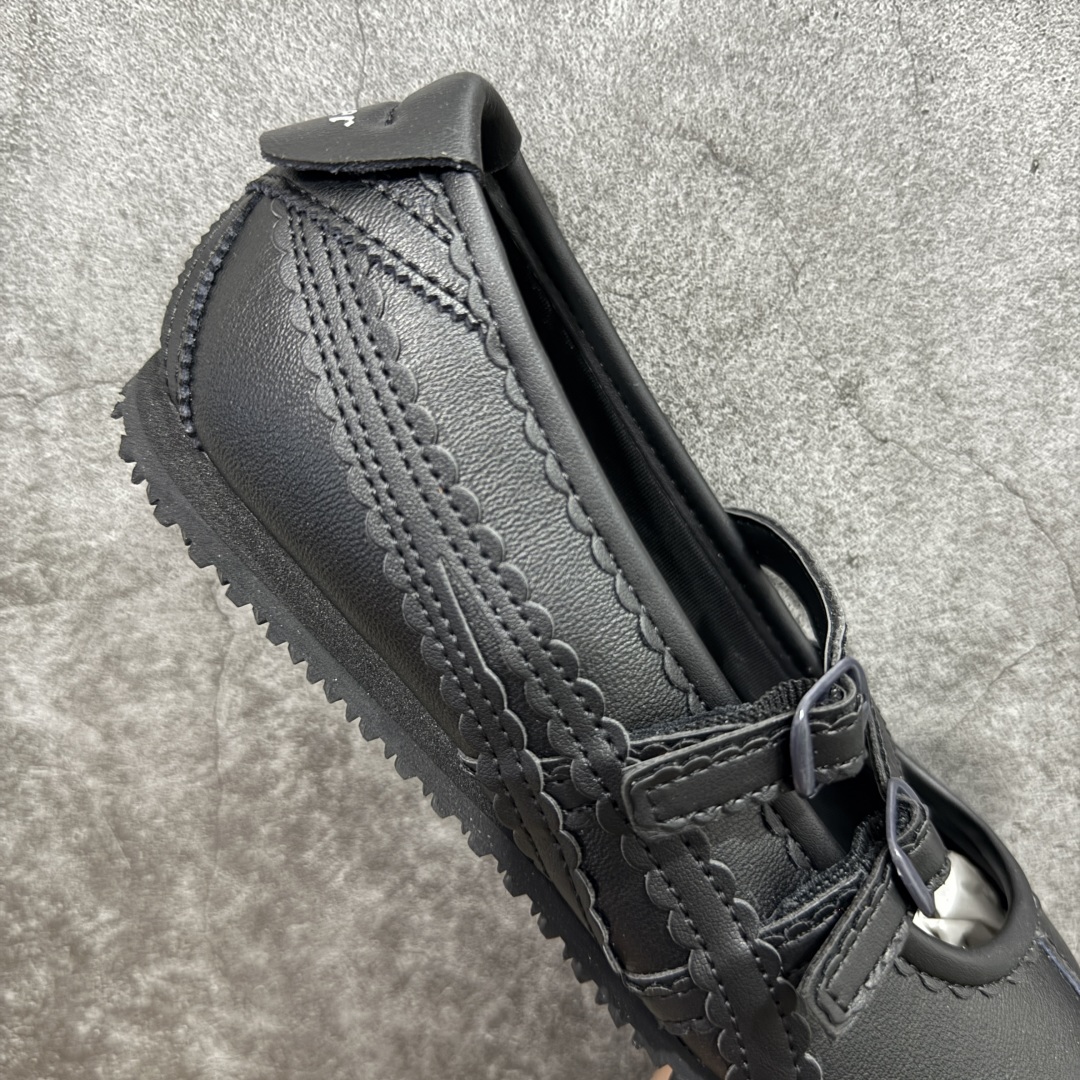 图片[7]-【公司级】Onitsuka Tiger鬼塚虎 鬼冢虎MEXICO 66 TGRS 平跟 玛丽珍鞋款演绎芭蕾风潮 整鞋采用银色金属光泽材质镜面效果，配合渐变奶油色皮革拼接，与立体镂空双滑动扣装饰，3秒完成松紧调节，呈现出轻盈且充满未来感的视觉效果。 鞋侧标志性的虎爪纹搭配白色缝线与鞋头弧线巧妙呼应，波浪形边缘设计打破传统运动鞋的棱角感，既保证运动功能性，又延续了MEXICO 66系列特有的复古跑鞋基因。 无论是日常出行还是运动场合，在光线下会折射出丝绸般的光晕，随手一拍就是赛博朋克大片既视感 尺码：36 37 37.5 38 39 39.5 40-选品中心