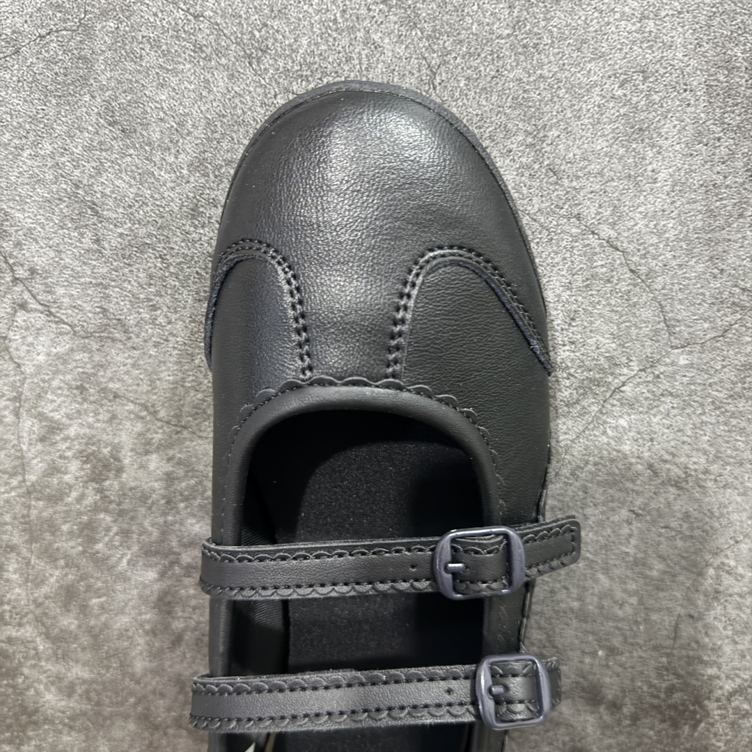 图片[5]-【公司级】Onitsuka Tiger鬼塚虎 鬼冢虎MEXICO 66 TGRS 平跟 玛丽珍鞋款演绎芭蕾风潮 整鞋采用银色金属光泽材质镜面效果，配合渐变奶油色皮革拼接，与立体镂空双滑动扣装饰，3秒完成松紧调节，呈现出轻盈且充满未来感的视觉效果。 鞋侧标志性的虎爪纹搭配白色缝线与鞋头弧线巧妙呼应，波浪形边缘设计打破传统运动鞋的棱角感，既保证运动功能性，又延续了MEXICO 66系列特有的复古跑鞋基因。 无论是日常出行还是运动场合，在光线下会折射出丝绸般的光晕，随手一拍就是赛博朋克大片既视感 尺码：36 37 37.5 38 39 39.5 40-选品中心