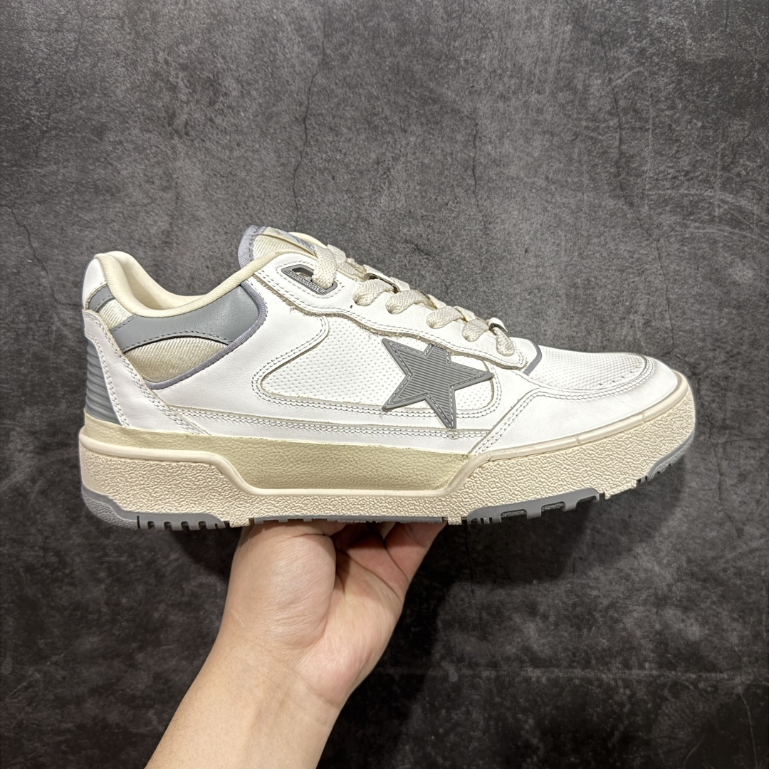 【广东纯原版本】GGDB Golden Goose Deluxe Brand Forty2 2025春季新款厚底星星板鞋小脏鞋新款厚底脏脏鞋情侣款休闲板鞋时尚百搭星星小白鞋 ! GGDB新色小脏鞋火红程度比小白鞋还要早,打破传统审美,小脏鞋做到了!明星私服上脚示范 就是这么百搭 !再也不用担心洗鞋的问题啦!进口牛皮鞋面,毛巾布+透气网里,Tpu大底橡胶组合大底配意大利进口高发泡沿条!独家开模乳胶垫 3.5cm内增高鞋垫,内增高藏的特别好,一般人不会发现我们有内增高,鞋垫是单独的,可以取出!鞋子手工打磨上色,做旧效果超级复古!最新配色!配全套包装防尘袋! 尺码:35 36 37 38 39 40 41 42 43 44-选品中心