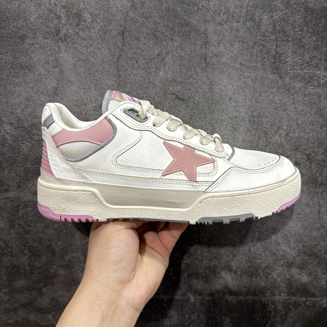 【广东纯原版本】GGDB Golden Goose Deluxe Brand Forty2 2025春季新款厚底星星板鞋小脏鞋新款厚底脏脏鞋情侣款休闲板鞋时尚百搭星星小白鞋 ! GGDB新色小脏鞋火红程度比小白鞋还要早,打破传统审美,小脏鞋做到了!明星私服上脚示范 就是这么百搭 !再也不用担心洗鞋的问题啦!进口牛皮鞋面,毛巾布+透气网里,Tpu大底橡胶组合大底配意大利进口高发泡沿条!独家开模乳胶垫 3.5cm内增高鞋垫,内增高藏的特别好,一般人不会发现我们有内增高,鞋垫是单独的,可以取出!鞋子手工打磨上色,做旧效果超级复古!最新配色!配全套包装防尘袋! 尺码:35 36 37 38 39 40 41 42 43 44-选品中心