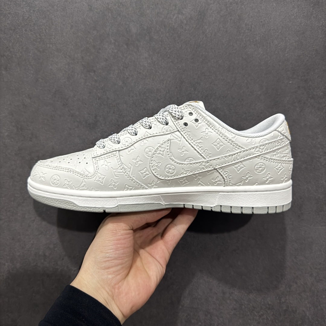  
【定制版】Nike SB Dunk Low LV联名 灰白暗印花 周年高端定制 低帮休闲板鞋 XX3