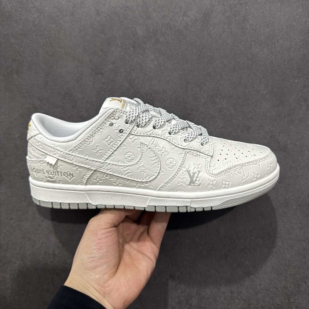  
【定制版】Nike SB Dunk Low LV联名 灰白暗印花 周年高端定制 低帮休闲板鞋 XX3