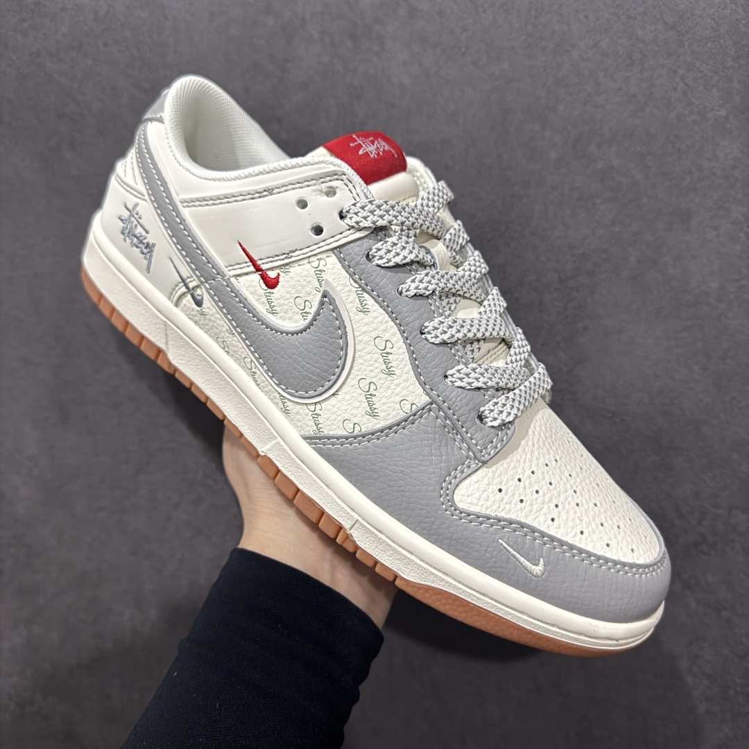  
【定制版】Nike SB Dunk Low 斯图西联名 米灰生胶 周年高端定制 低帮休闲板鞋 XS6