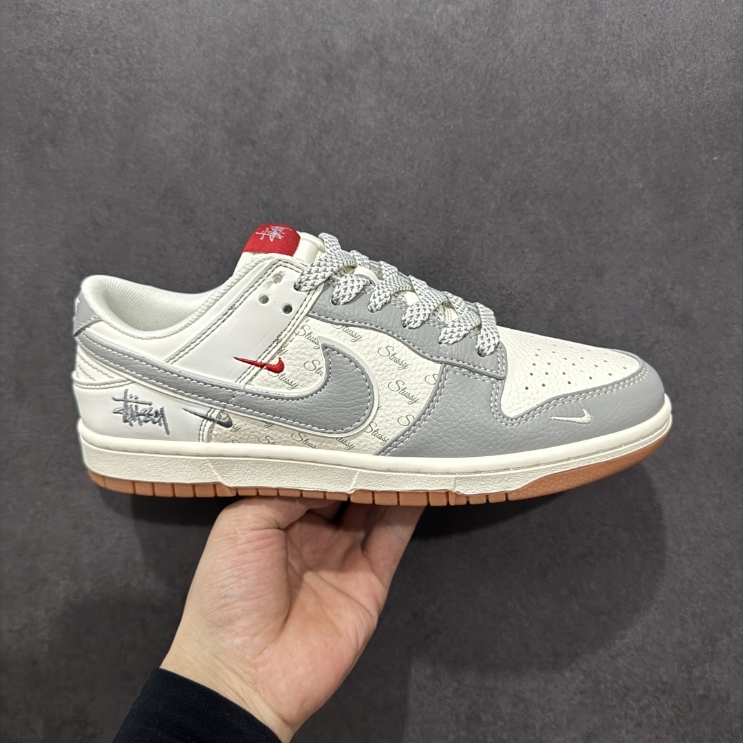  
【定制版】Nike SB Dunk Low 斯图西联名 米灰生胶 周年高端定制 低帮休闲板鞋 XS6