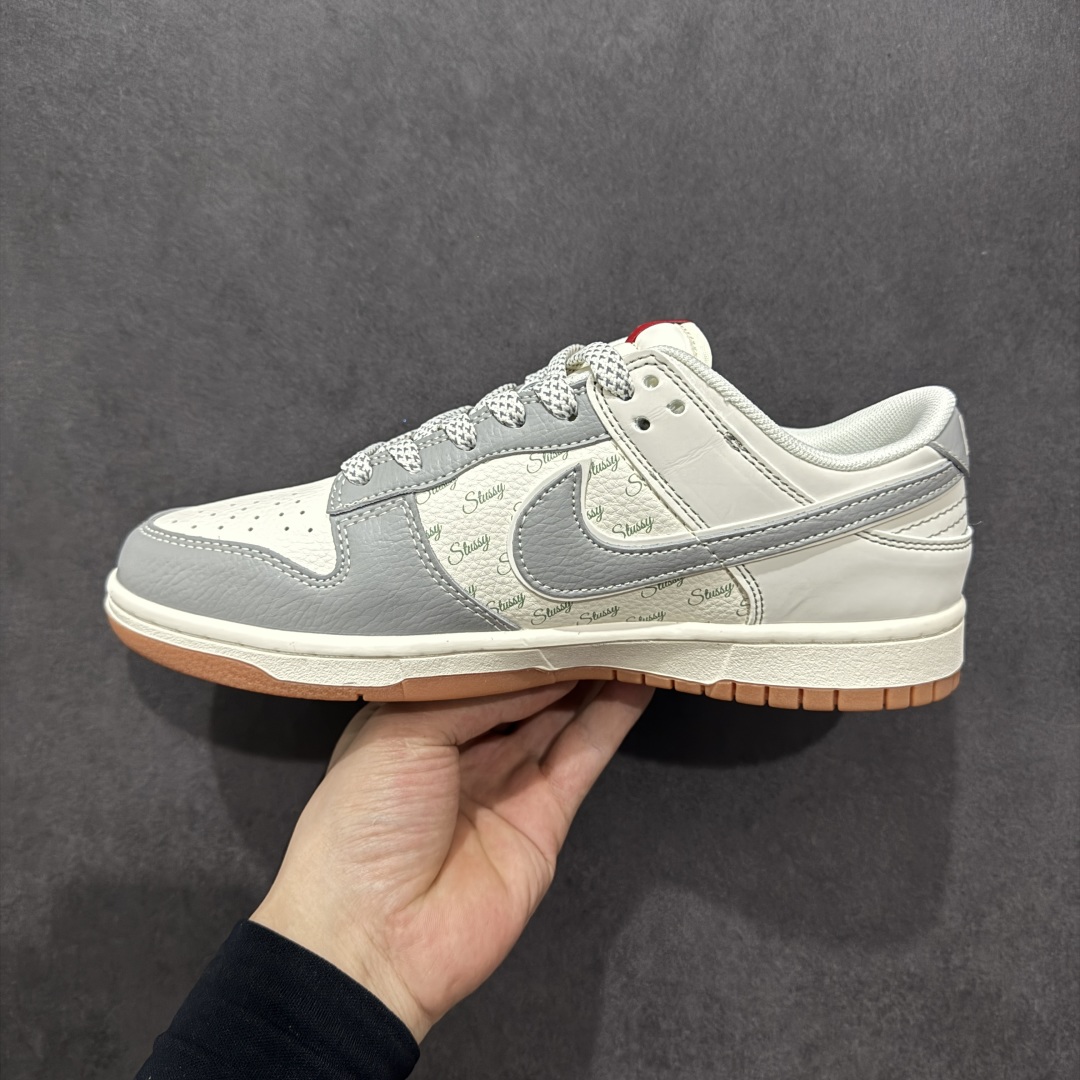  
【定制版】Nike SB Dunk Low 斯图西联名 米灰生胶 周年高端定制 低帮休闲板鞋 XS6
