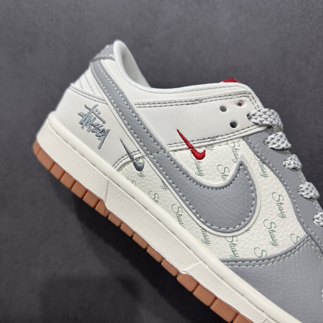  
【定制版】Nike SB Dunk Low 斯图西联名 米灰生胶 周年高端定制 低帮休闲板鞋 XS6
