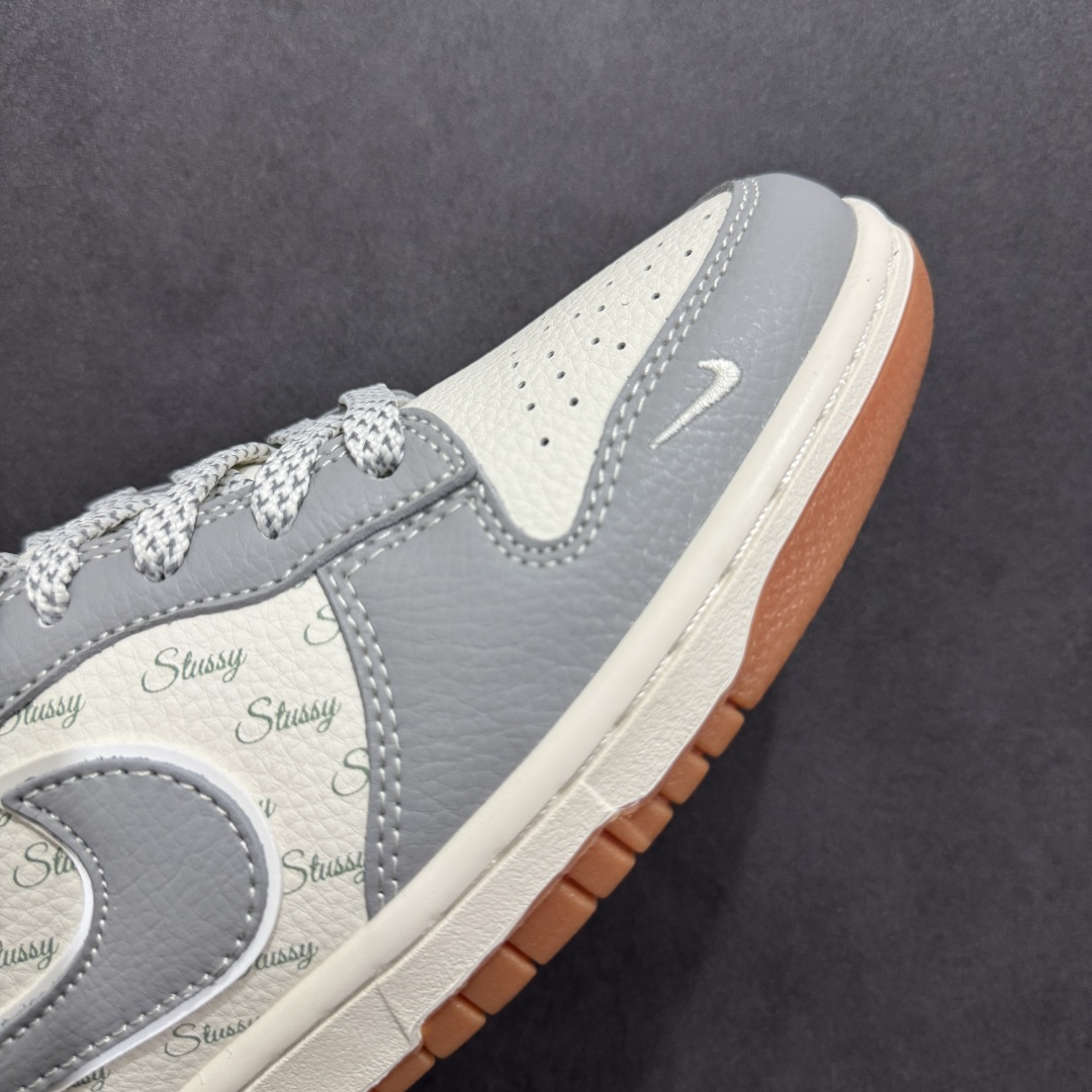  
【定制版】Nike SB Dunk Low 斯图西联名 米灰生胶 周年高端定制 低帮休闲板鞋 XS6