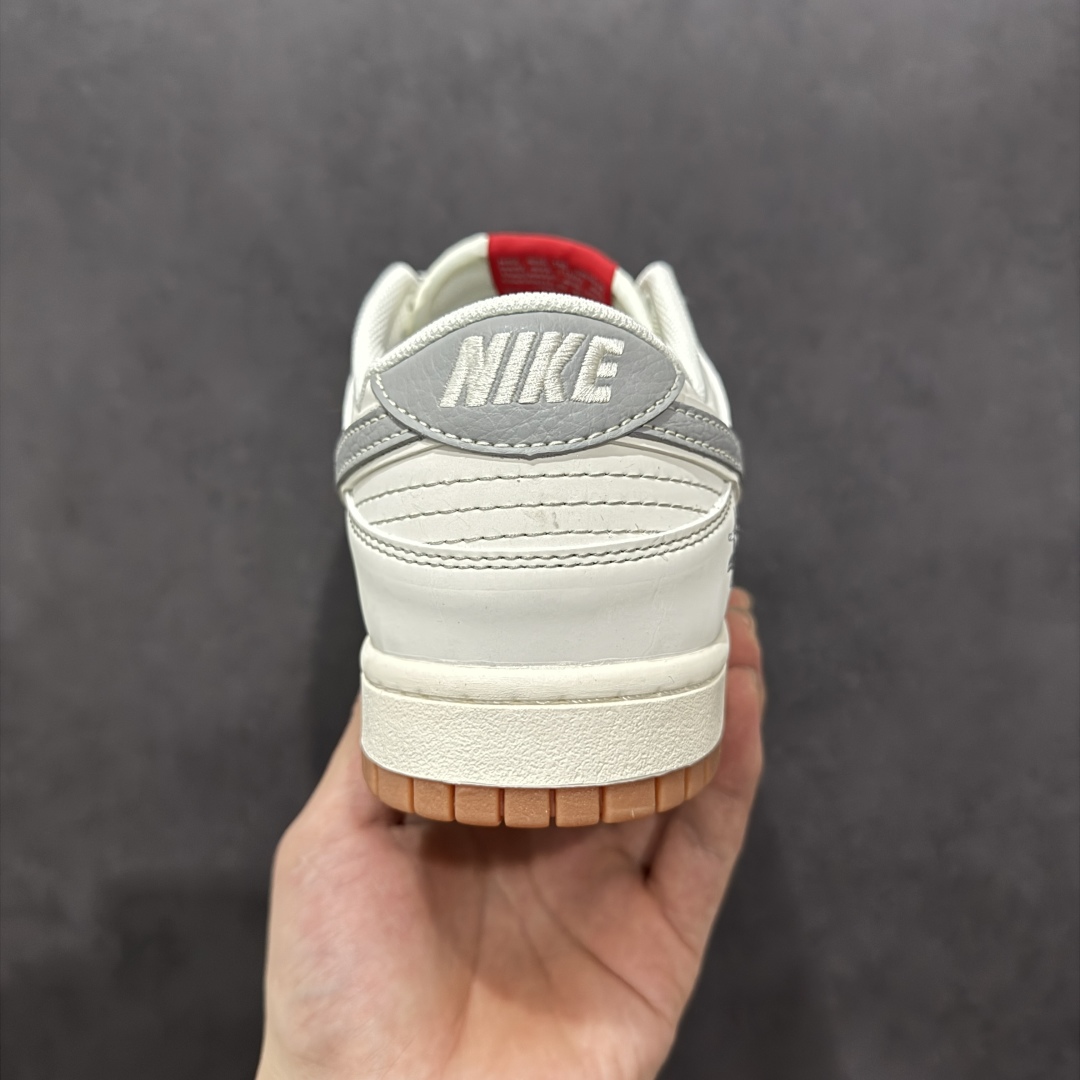  
【定制版】Nike SB Dunk Low 斯图西联名 米灰生胶 周年高端定制 低帮休闲板鞋 XS6
