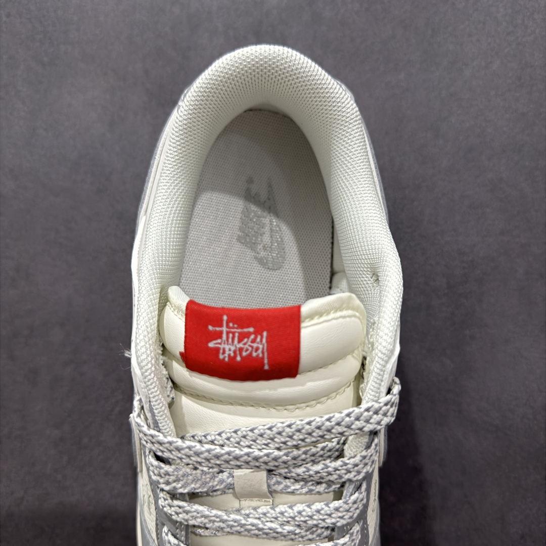  
【定制版】Nike SB Dunk Low 斯图西联名 米灰生胶 周年高端定制 低帮休闲板鞋 XS6