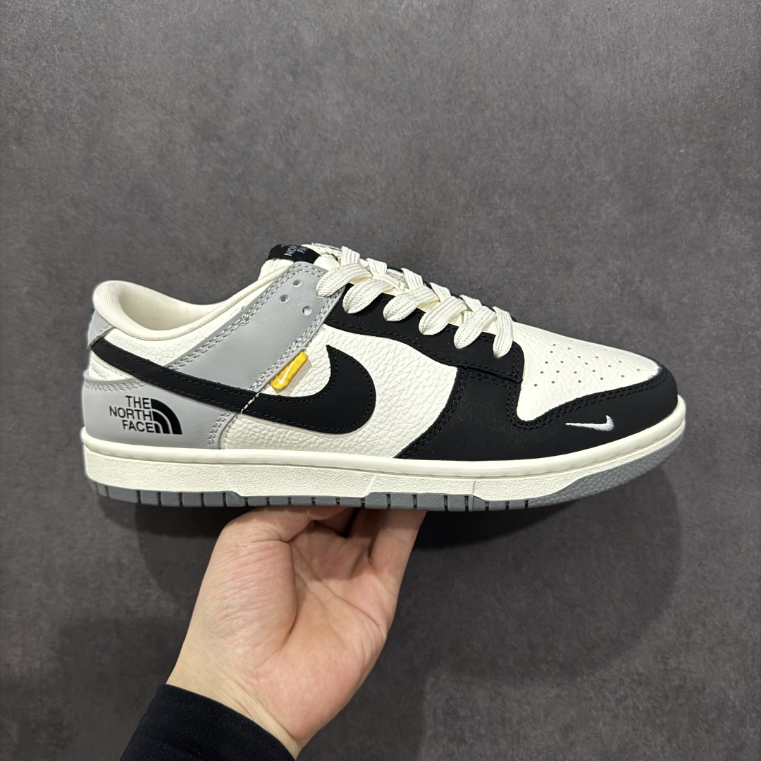  
【定制版】海外爆款限量发售！高端定制Nike SB Dunk Low 北面联名--- 白黑灰 高端定
