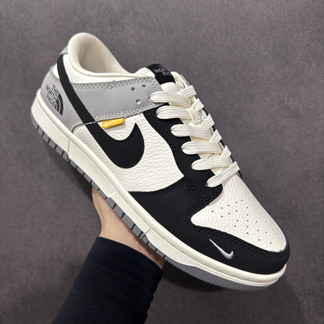  
【定制版】海外爆款限量发售！高端定制Nike SB Dunk Low 北面联名--- 白黑灰 高端定