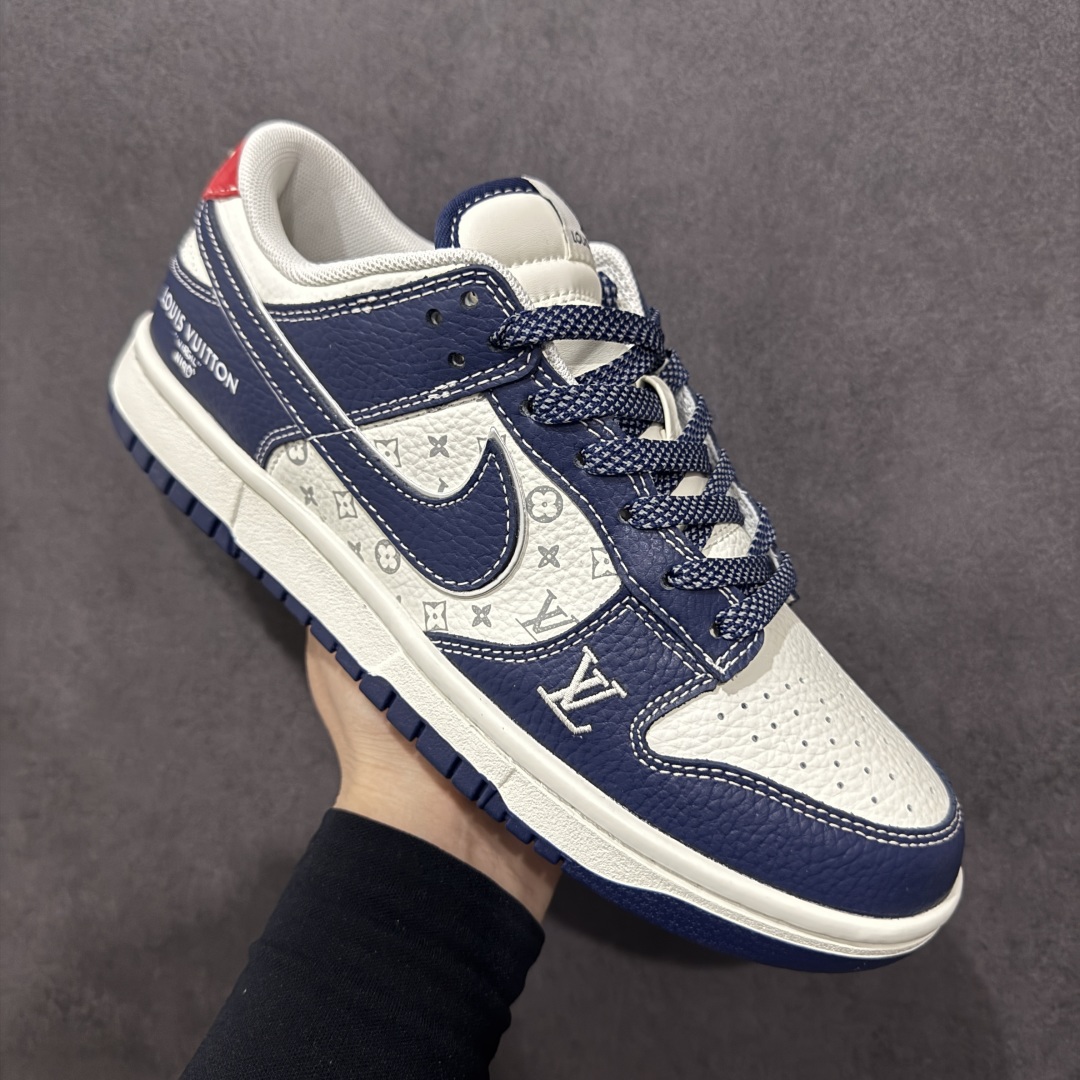  
【定制版】海外爆款限量发售！高端定制Nike SB Dunk Low LV联名--- 奶白深蓝印花 