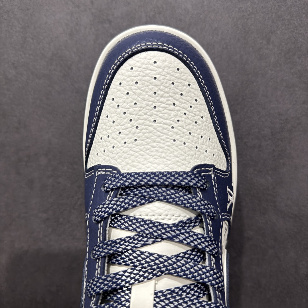  
【定制版】海外爆款限量发售！高端定制Nike SB Dunk Low LV联名--- 奶白深蓝印花 