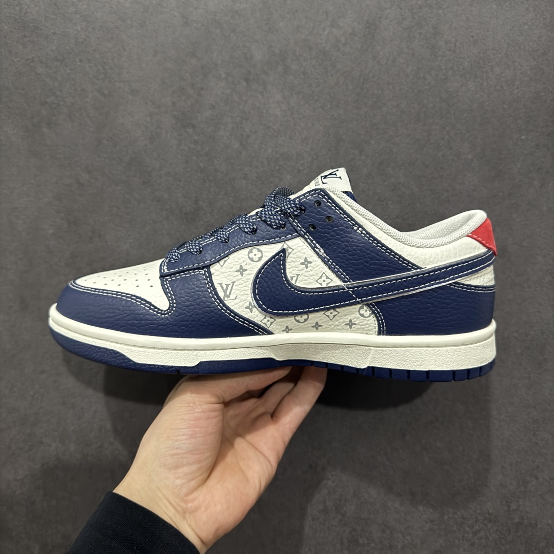  
【定制版】海外爆款限量发售！高端定制Nike SB Dunk Low LV联名--- 奶白深蓝印花 