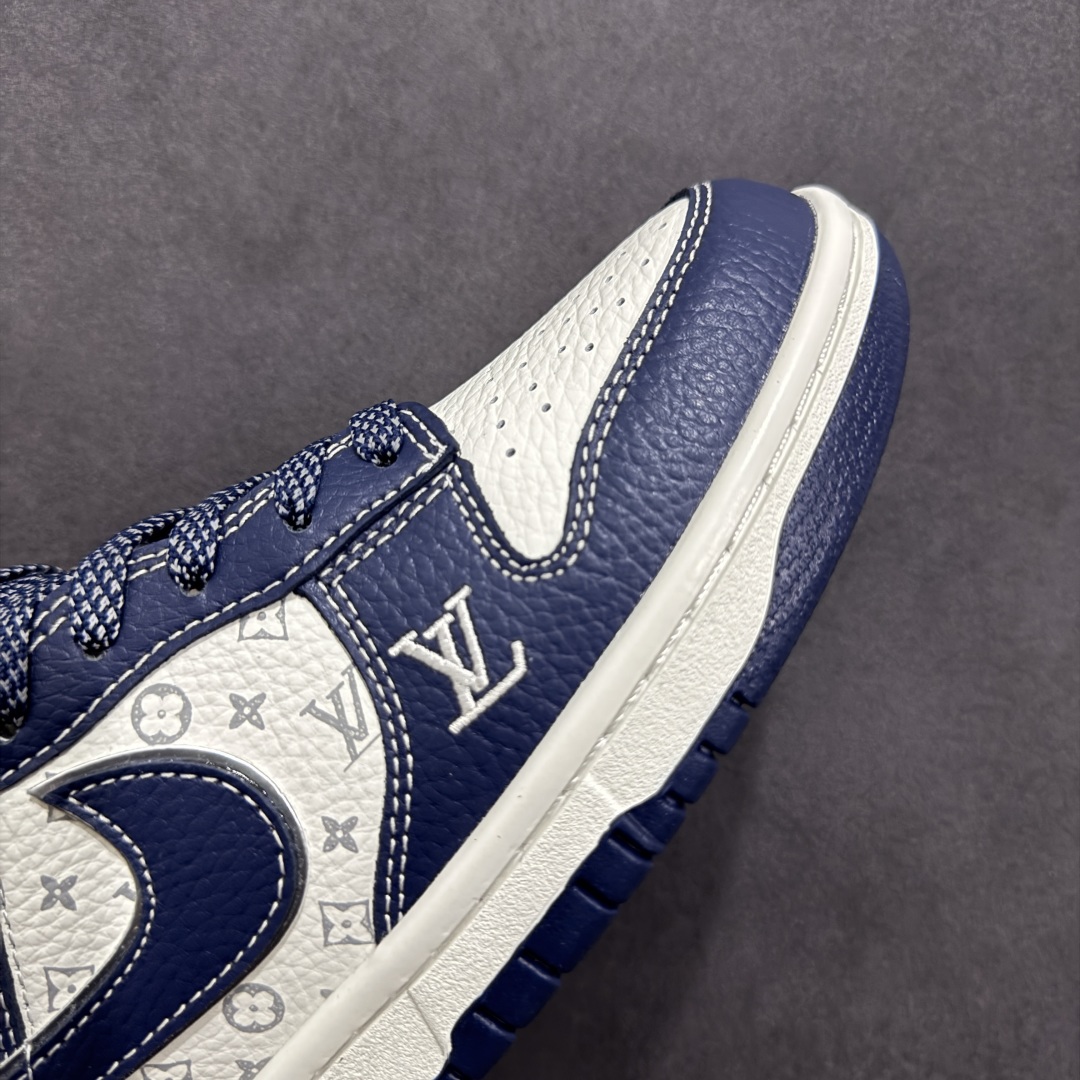  
【定制版】海外爆款限量发售！高端定制Nike SB Dunk Low LV联名--- 奶白深蓝印花 