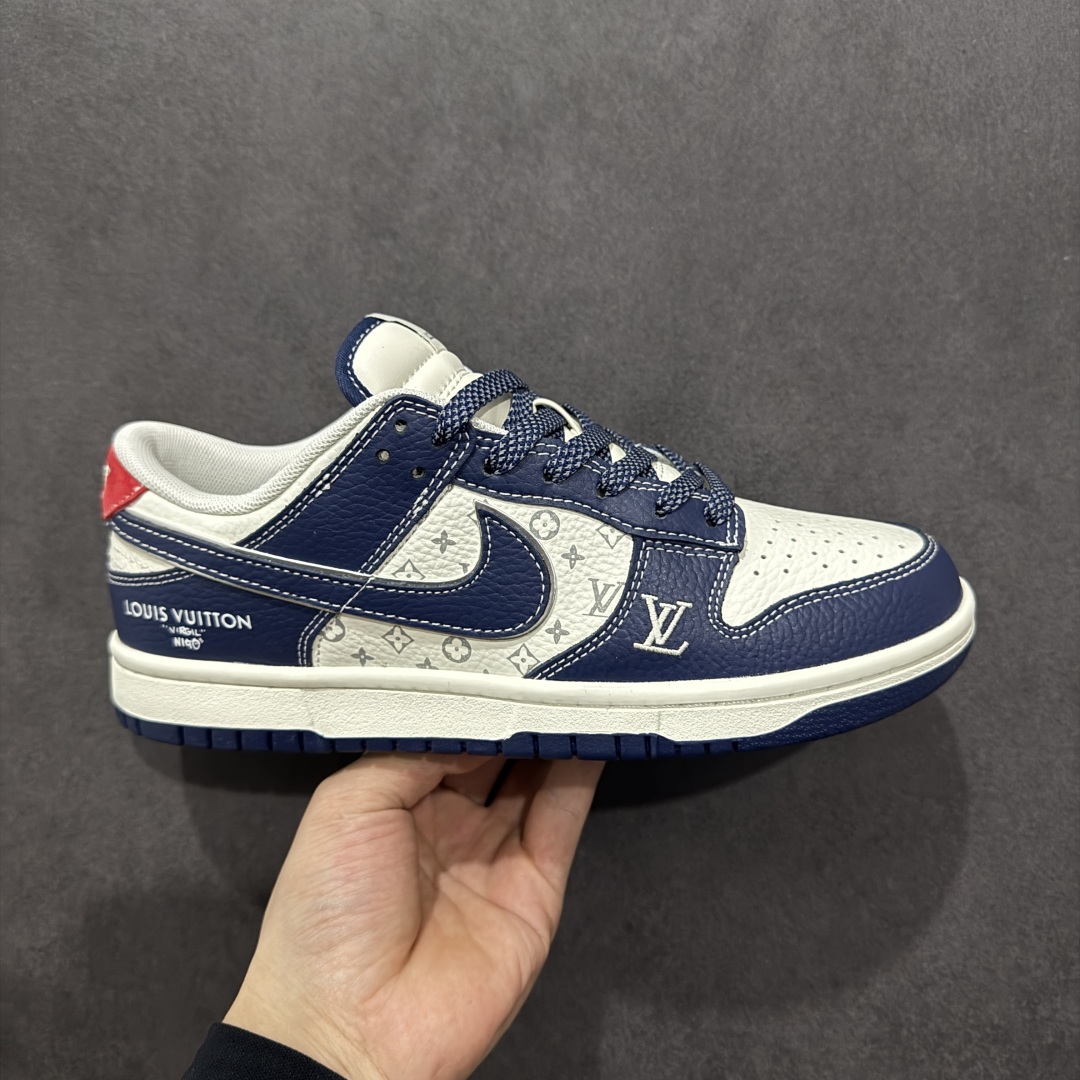  
【定制版】海外爆款限量发售！高端定制Nike SB Dunk Low LV联名--- 奶白深蓝印花 