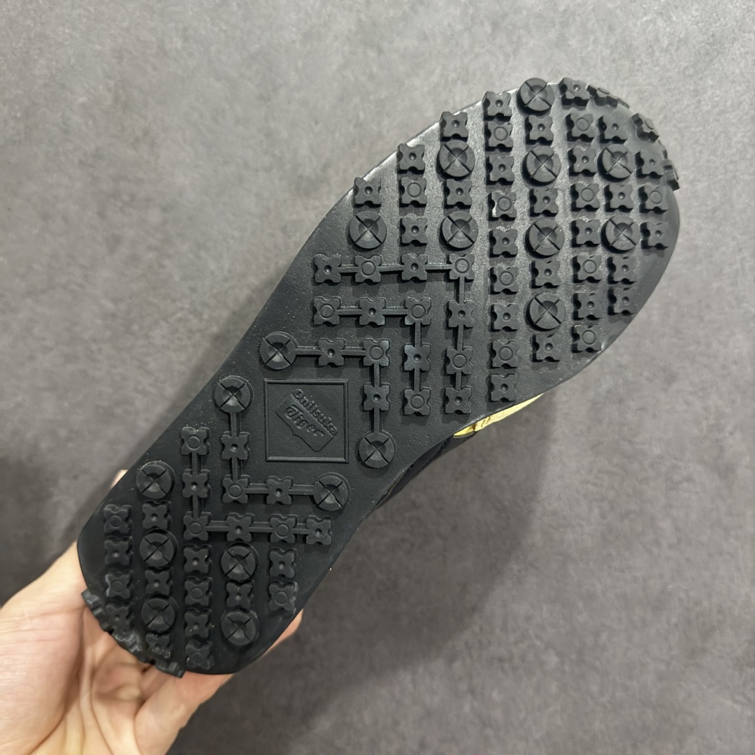 图片[9]-【公司级】Onitsuka Tiger鬼塚虎/鬼冢虎阿甘鞋EDR 78™休闲鞋78系列 中性休闲运动鞋 复古风的日常百搭神器它的设计灵感来源于经典跑步鞋，简约又不失时尚感。经典配色让整双鞋看起来特别温暖，搭配牛仔裤或者休闲裤都非常合适。鞋身采用优质材料制成，穿着起来轻便又舒适，长时间走路也不会觉得累。这双鞋的设计细节也很用心，鞋底纹路清晰，抓地力强，适合各种场合。无论是日常通勤还是周末出游，它都能成为你的最佳拍档。 尺码： 36-45 含半码 编码： FS220240-选品中心