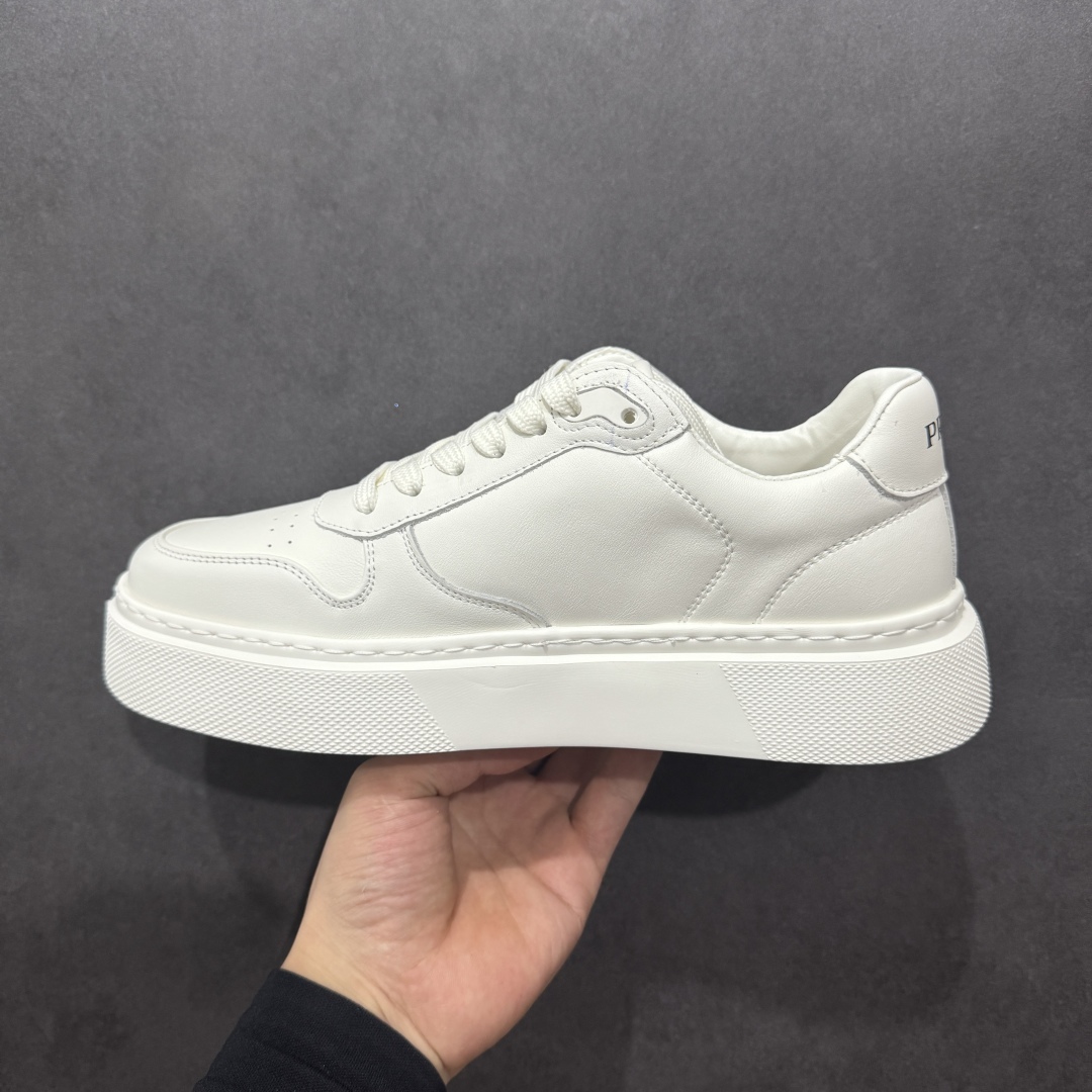 图片[2]-【广东纯原版本】PRADA 普拉达 厚底徽标 低帮休闲运动鞋 广东大厂品质 专柜同步 大气个性更潮更抢眼更追求档次，它将颠覆旧念，与您共度时尚潮人必备! 面料采用原版进口小牛皮 牛皮内里垫脚 橡胶发泡大底 轻便防滑耐磨 脚感舒适 款式耐看做工精细 配以简洁利落的鞋楦 彰显男人的果敢和硬朗 尺码：39 40 41 42 43 44 比运动鞋偏大一码-选品中心