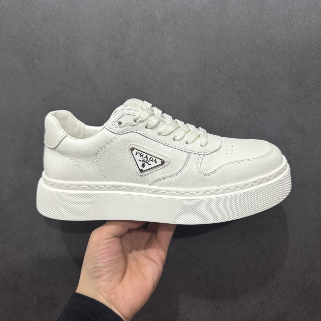 【广东纯原版本】PRADA 普拉达 厚底徽标 低帮休闲运动鞋 广东大厂品质 专柜同步 大气个性更潮更抢眼更追求档次,它将颠覆旧念,与您共度时尚潮人必备! 面料采用原版进口小牛皮 牛皮内里垫脚 橡胶发泡大底 轻便防滑耐磨 脚感舒适 款式耐看做工精细 配以简洁利落的鞋楦 彰显男人的果敢和硬朗 尺码:39 40 41 42 43 44 比运动鞋偏大一码-选品中心