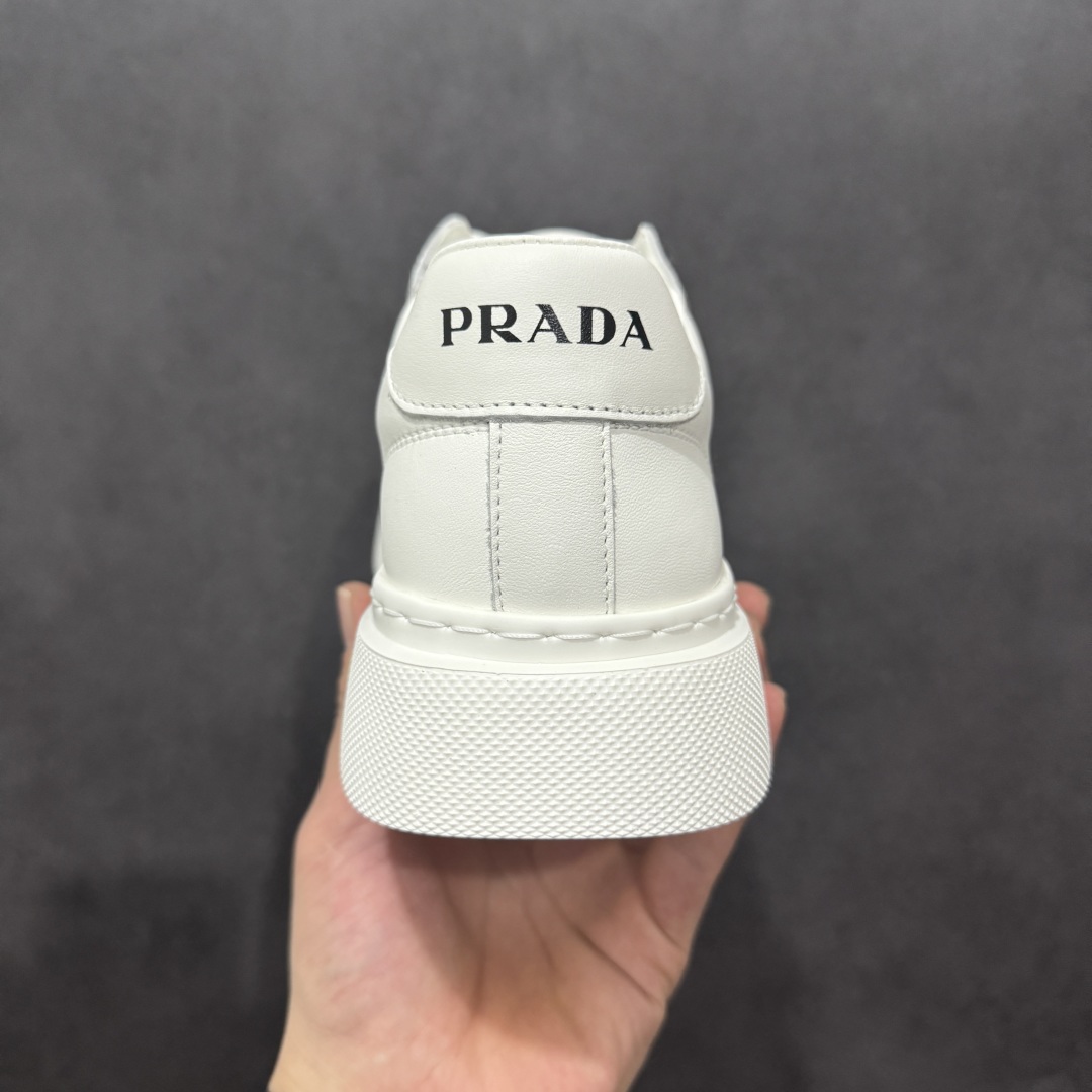 图片[4]-【广东纯原版本】PRADA 普拉达 厚底徽标 低帮休闲运动鞋 广东大厂品质 专柜同步 大气个性更潮更抢眼更追求档次，它将颠覆旧念，与您共度时尚潮人必备! 面料采用原版进口小牛皮 牛皮内里垫脚 橡胶发泡大底 轻便防滑耐磨 脚感舒适 款式耐看做工精细 配以简洁利落的鞋楦 彰显男人的果敢和硬朗 尺码：39 40 41 42 43 44 比运动鞋偏大一码-选品中心