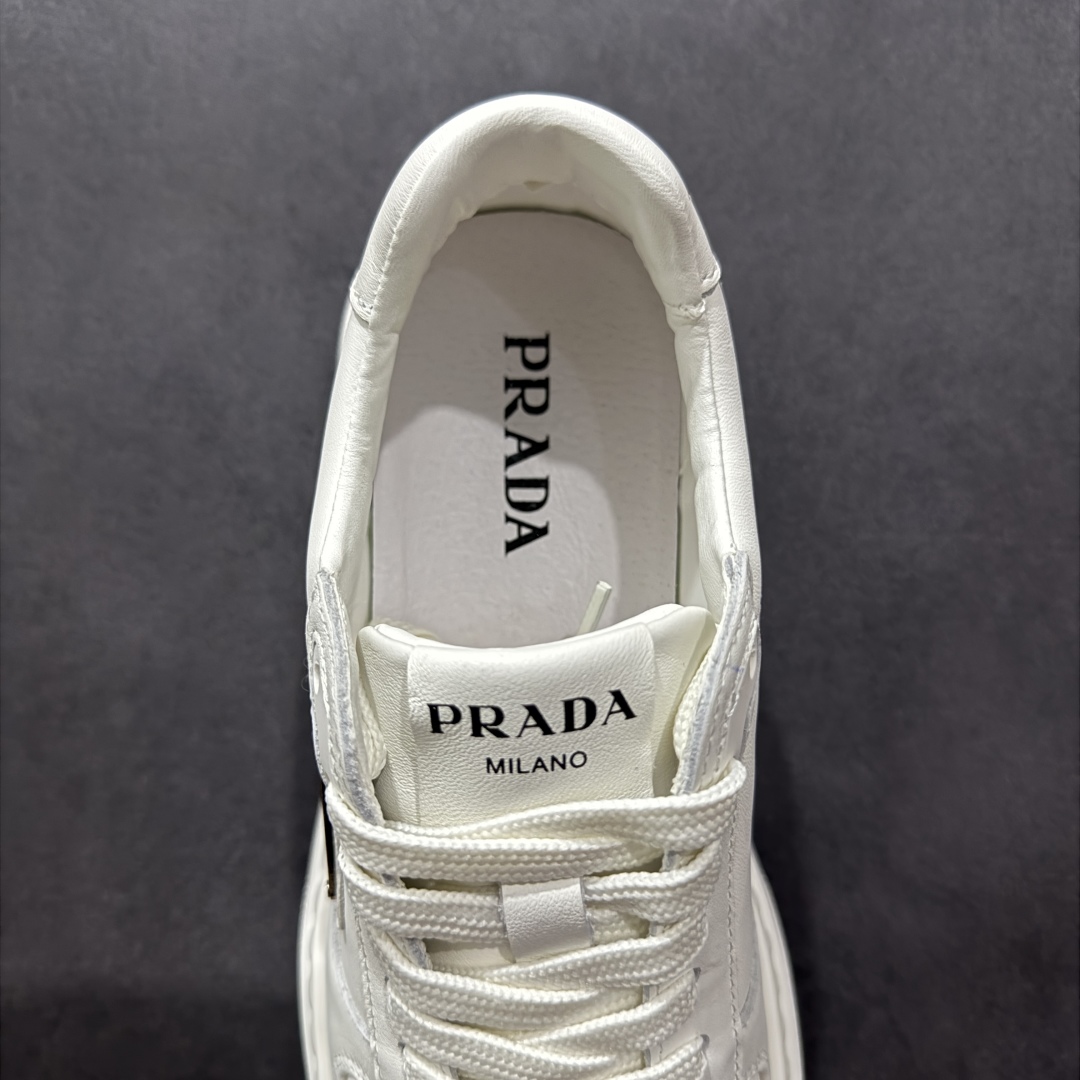 图片[7]-【广东纯原版本】PRADA 普拉达 厚底徽标 低帮休闲运动鞋 广东大厂品质 专柜同步 大气个性更潮更抢眼更追求档次，它将颠覆旧念，与您共度时尚潮人必备! 面料采用原版进口小牛皮 牛皮内里垫脚 橡胶发泡大底 轻便防滑耐磨 脚感舒适 款式耐看做工精细 配以简洁利落的鞋楦 彰显男人的果敢和硬朗 尺码：39 40 41 42 43 44 比运动鞋偏大一码-选品中心