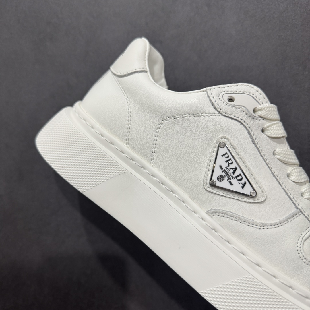 图片[6]-【广东纯原版本】PRADA 普拉达 厚底徽标 低帮休闲运动鞋 广东大厂品质 专柜同步 大气个性更潮更抢眼更追求档次，它将颠覆旧念，与您共度时尚潮人必备! 面料采用原版进口小牛皮 牛皮内里垫脚 橡胶发泡大底 轻便防滑耐磨 脚感舒适 款式耐看做工精细 配以简洁利落的鞋楦 彰显男人的果敢和硬朗 尺码：39 40 41 42 43 44 比运动鞋偏大一码-选品中心