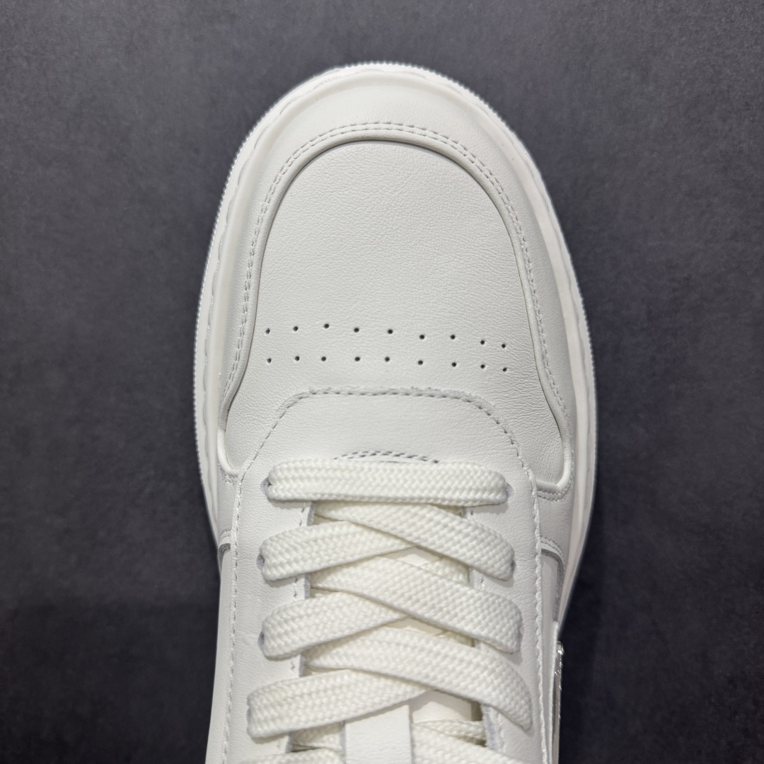 图片[8]-【广东纯原版本】PRADA 普拉达 厚底徽标 低帮休闲运动鞋 广东大厂品质 专柜同步 大气个性更潮更抢眼更追求档次，它将颠覆旧念，与您共度时尚潮人必备! 面料采用原版进口小牛皮 牛皮内里垫脚 橡胶发泡大底 轻便防滑耐磨 脚感舒适 款式耐看做工精细 配以简洁利落的鞋楦 彰显男人的果敢和硬朗 尺码：39 40 41 42 43 44 比运动鞋偏大一码-选品中心