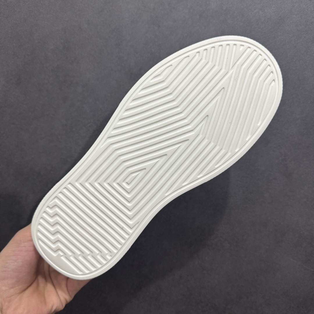 图片[9]-【广东纯原版本】PRADA 普拉达 厚底徽标 低帮休闲运动鞋 广东大厂品质 专柜同步 大气个性更潮更抢眼更追求档次，它将颠覆旧念，与您共度时尚潮人必备! 面料采用原版进口小牛皮 牛皮内里垫脚 橡胶发泡大底 轻便防滑耐磨 脚感舒适 款式耐看做工精细 配以简洁利落的鞋楦 彰显男人的果敢和硬朗 尺码：39 40 41 42 43 44 比运动鞋偏大一码-选品中心