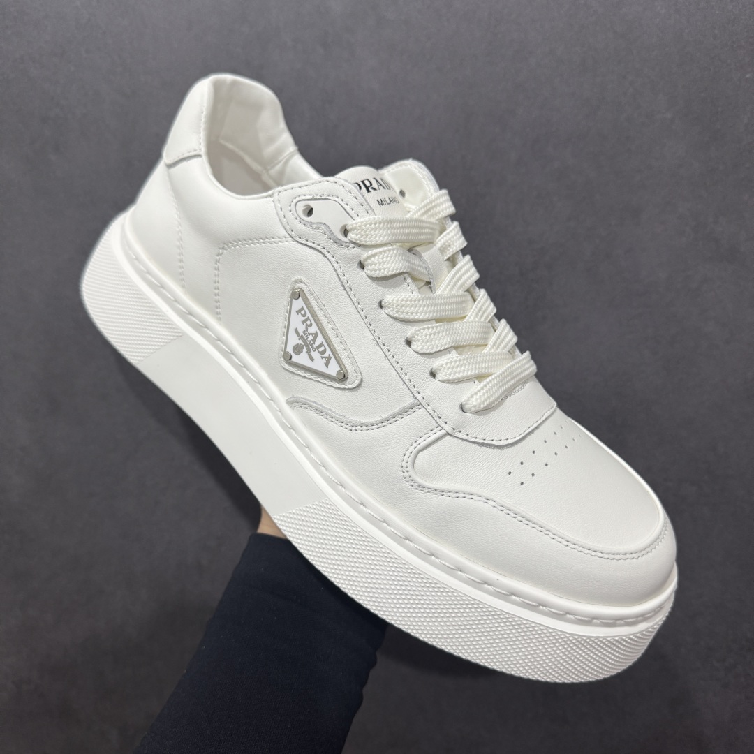 图片[3]-【广东纯原版本】PRADA 普拉达 厚底徽标 低帮休闲运动鞋 广东大厂品质 专柜同步 大气个性更潮更抢眼更追求档次，它将颠覆旧念，与您共度时尚潮人必备! 面料采用原版进口小牛皮 牛皮内里垫脚 橡胶发泡大底 轻便防滑耐磨 脚感舒适 款式耐看做工精细 配以简洁利落的鞋楦 彰显男人的果敢和硬朗 尺码：39 40 41 42 43 44 比运动鞋偏大一码-选品中心