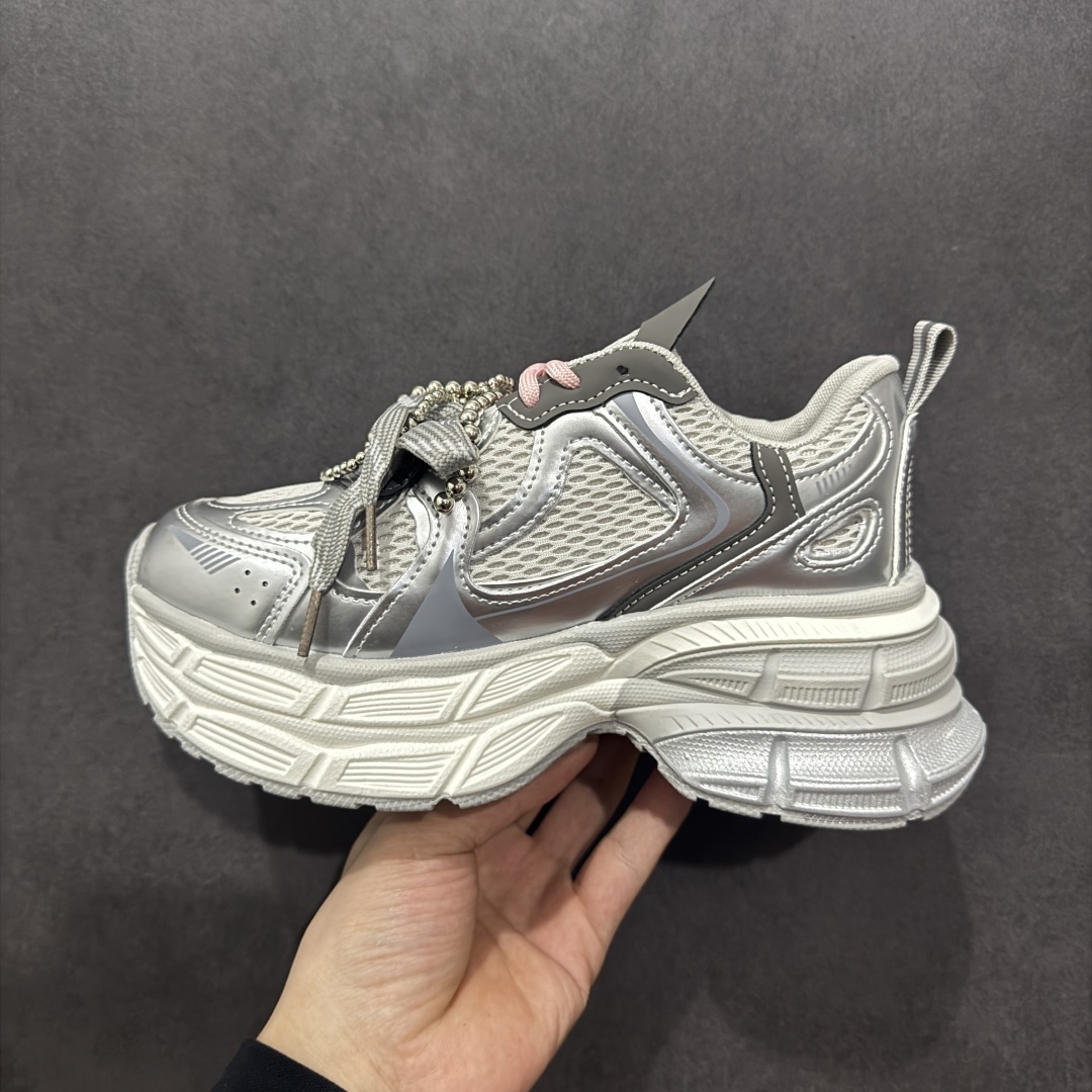 图片[2]-【公司级】广东大厂出品 2025赵露思同款，新晋潮流鞋靴品GGCC 7CM厚底增高 GG-CC 苏茵茵 线下网销热款 银月白色 月牙底珍珠老爹鞋 春日踏青舒适度和少女感我都要 老爹鞋鞋界的白月光🌙 银白配色好温柔 缎带蝴蝶结/珍珠鞋扣/月牙底 柔软有弹性的月牙底和增加舒适度显腿长的7cm内增高 长时间走路和站立都不累脚舒适度和少女感 货号：G25S2507 尺码：35 36 37 38 39 40-选品中心