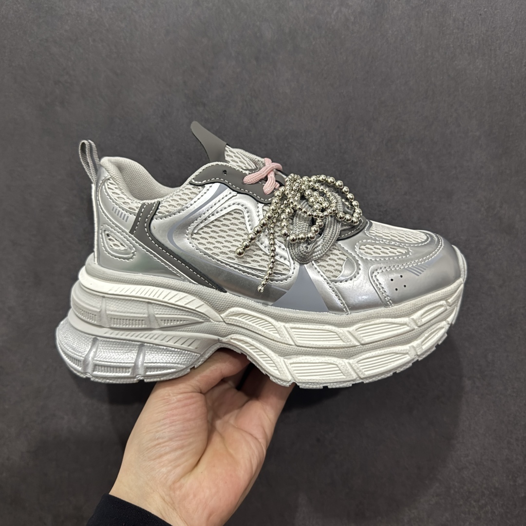 【公司级】广东大厂出品 2025赵露思同款,新晋潮流鞋靴品GGCC 7CM厚底增高 GG-CC 苏茵茵 线下网销热款 银月白色 月牙底珍珠老爹鞋 春日踏青舒适度和少女感我都要 老爹鞋鞋界的白月光🌙 银白配色好温柔 缎带蝴蝶结/珍珠鞋扣/月牙底 柔软有弹性的月牙底和增加舒适度显腿长的7cm内增高 长时间走路和站立都不累脚舒适度和少女感 货号:G25S2507 尺码:35 36 37 38 39 40-选品中心