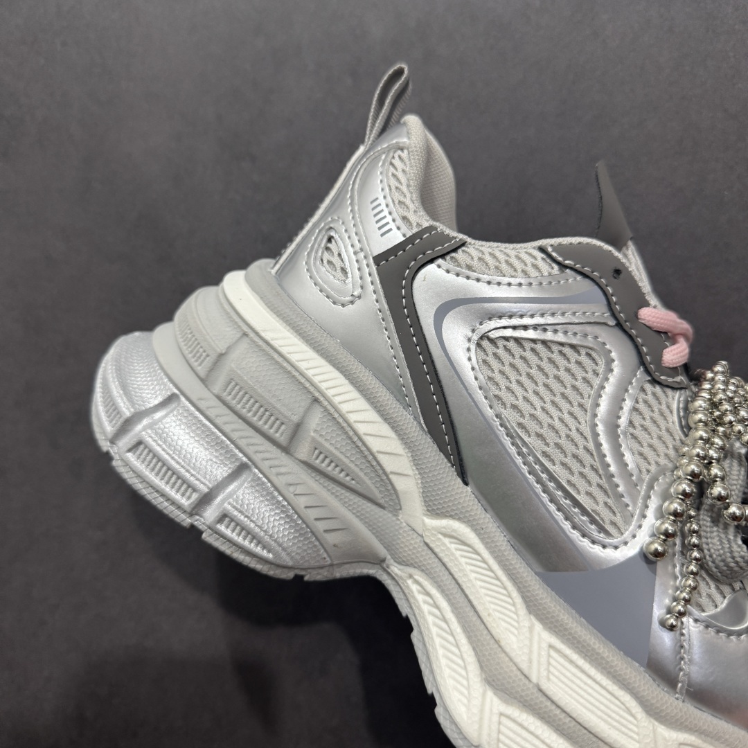 图片[6]-【公司级】广东大厂出品 2025赵露思同款，新晋潮流鞋靴品GGCC 7CM厚底增高 GG-CC 苏茵茵 线下网销热款 银月白色 月牙底珍珠老爹鞋 春日踏青舒适度和少女感我都要 老爹鞋鞋界的白月光🌙 银白配色好温柔 缎带蝴蝶结/珍珠鞋扣/月牙底 柔软有弹性的月牙底和增加舒适度显腿长的7cm内增高 长时间走路和站立都不累脚舒适度和少女感 货号：G25S2507 尺码：35 36 37 38 39 40-选品中心