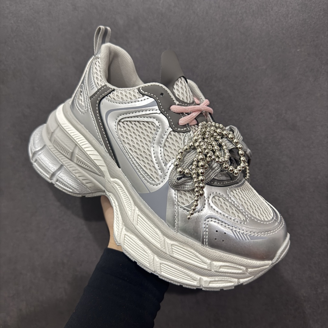 图片[3]-【公司级】广东大厂出品 2025赵露思同款，新晋潮流鞋靴品GGCC 7CM厚底增高 GG-CC 苏茵茵 线下网销热款 银月白色 月牙底珍珠老爹鞋 春日踏青舒适度和少女感我都要 老爹鞋鞋界的白月光🌙 银白配色好温柔 缎带蝴蝶结/珍珠鞋扣/月牙底 柔软有弹性的月牙底和增加舒适度显腿长的7cm内增高 长时间走路和站立都不累脚舒适度和少女感 货号：G25S2507 尺码：35 36 37 38 39 40-选品中心