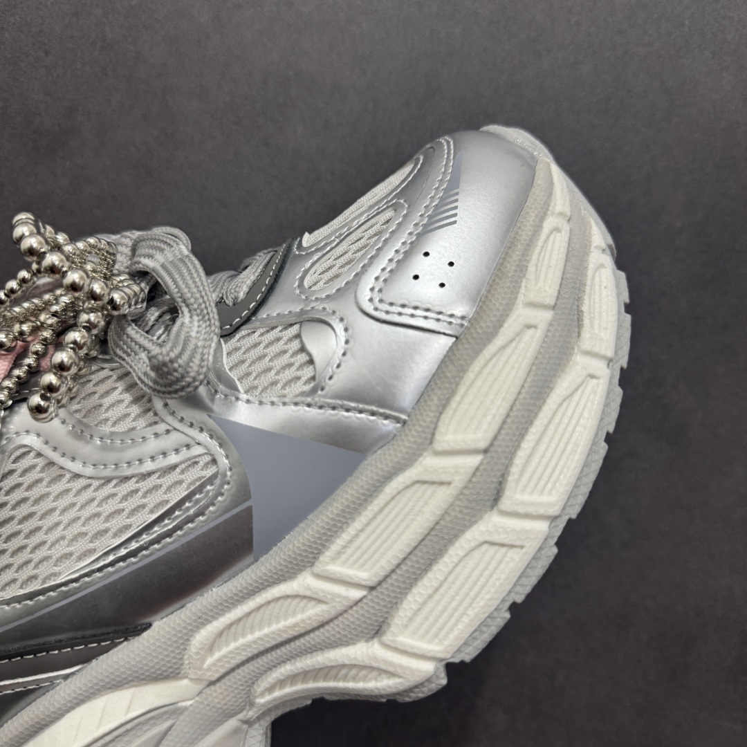 图片[5]-【公司级】广东大厂出品 2025赵露思同款，新晋潮流鞋靴品GGCC 7CM厚底增高 GG-CC 苏茵茵 线下网销热款 银月白色 月牙底珍珠老爹鞋 春日踏青舒适度和少女感我都要 老爹鞋鞋界的白月光🌙 银白配色好温柔 缎带蝴蝶结/珍珠鞋扣/月牙底 柔软有弹性的月牙底和增加舒适度显腿长的7cm内增高 长时间走路和站立都不累脚舒适度和少女感 货号：G25S2507 尺码：35 36 37 38 39 40-选品中心