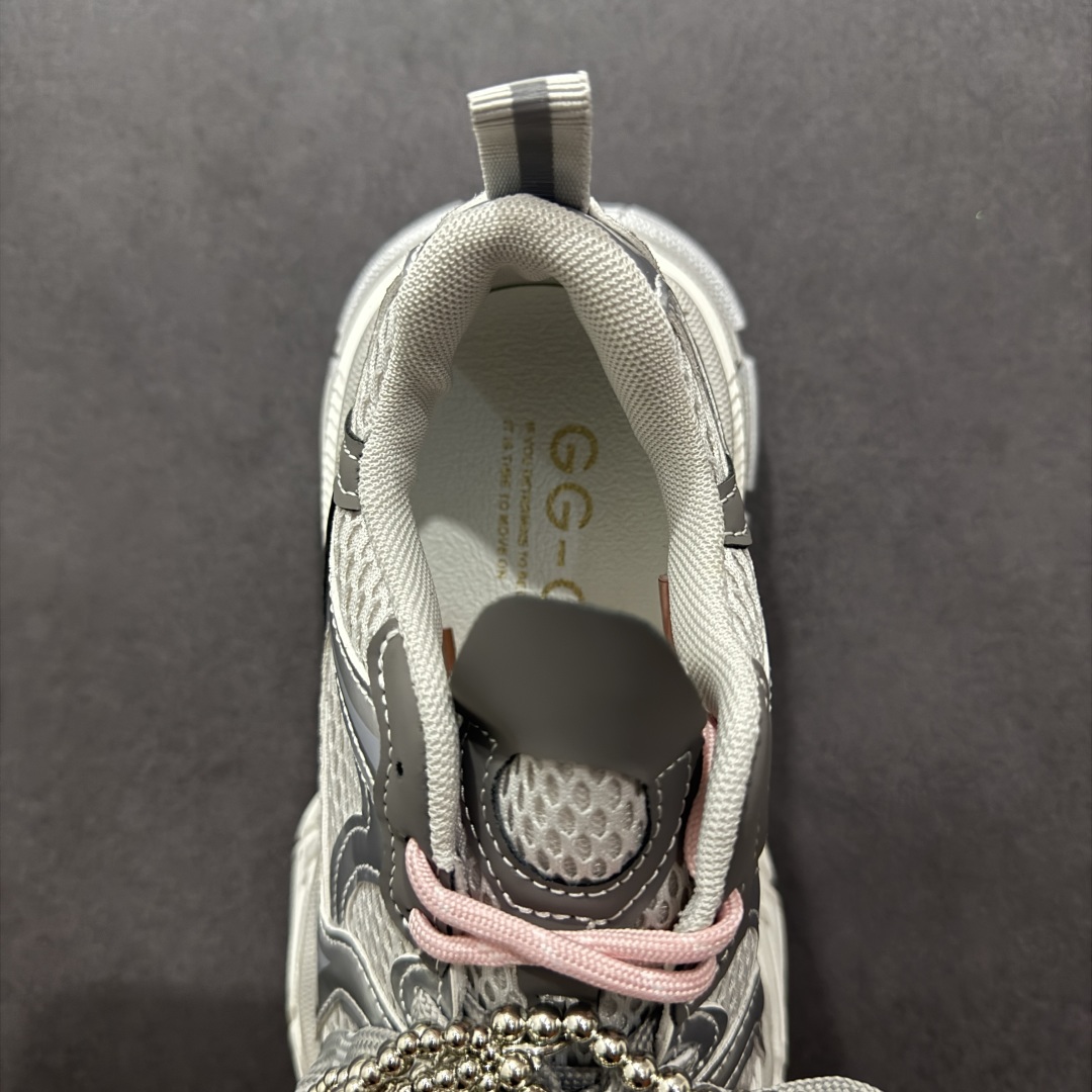 图片[7]-【公司级】广东大厂出品 2025赵露思同款，新晋潮流鞋靴品GGCC 7CM厚底增高 GG-CC 苏茵茵 线下网销热款 银月白色 月牙底珍珠老爹鞋 春日踏青舒适度和少女感我都要 老爹鞋鞋界的白月光🌙 银白配色好温柔 缎带蝴蝶结/珍珠鞋扣/月牙底 柔软有弹性的月牙底和增加舒适度显腿长的7cm内增高 长时间走路和站立都不累脚舒适度和少女感 货号：G25S2507 尺码：35 36 37 38 39 40-选品中心