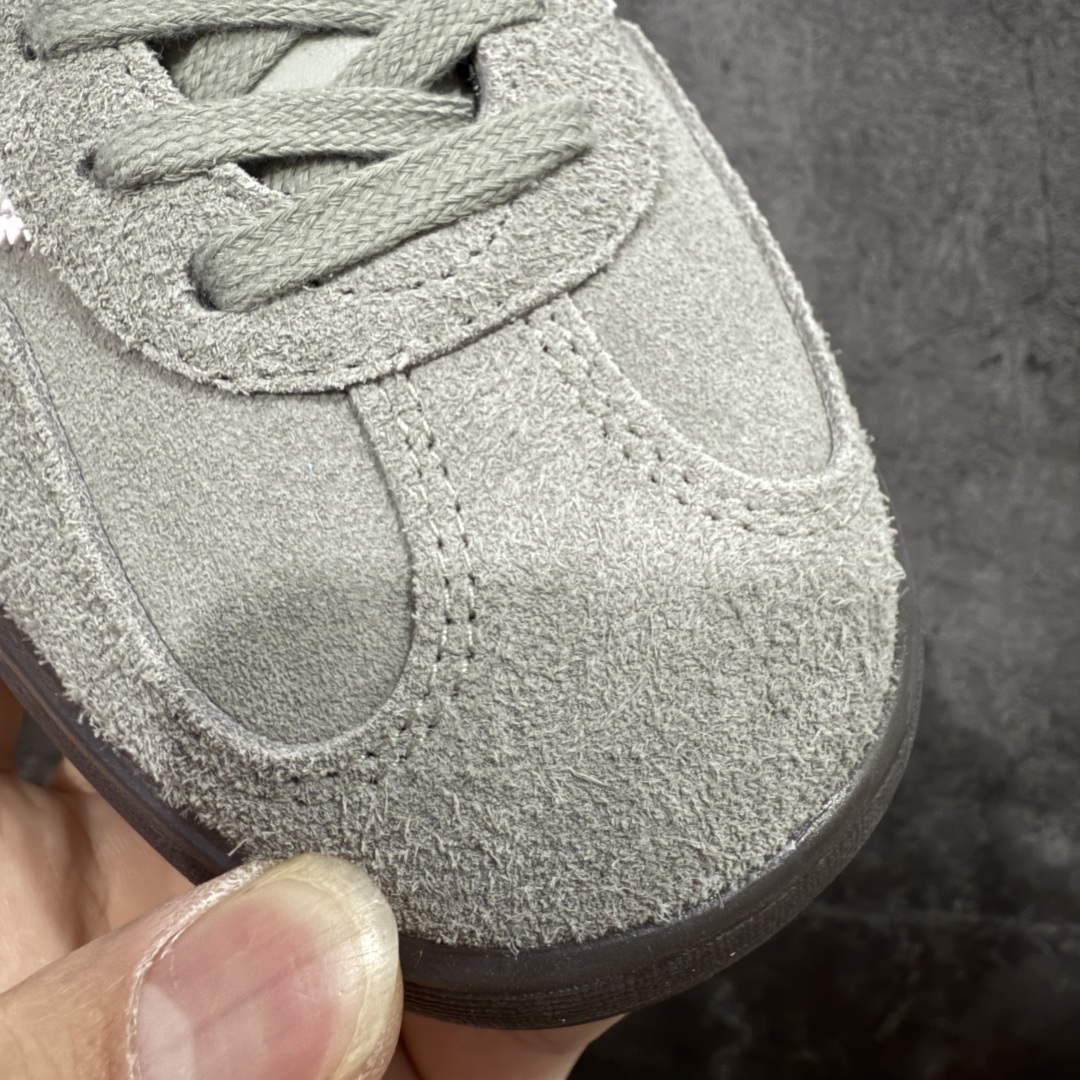 图片[5]-【纯原LW版】Adidas Originals Gazelle Indoor 防滑低帮T头德训鞋 GZ复古系列 灰熊 IF1807 纯原大厂LW工厂出货💪🏻 正确猪八材料 毛绒感质感都特别强 非普通版本 市场顶级版本完美还原zp细节，注意区别市场任何版本，完全不是一路货色‼️ 全鞋原材料打造，无任何色差，正确鞋型，后跟港宝材料定型，正确微透生胶大底，反口内里头层细腻小牛皮，纸板中底 鞋垫背胶，侧面正确烫金压印字母，所有细节完美还原‼️ 尺码：35.5 36 36.5 37 38 38.5 39 40 40.5 41 42 42.5 43 44 44.5 45-选品中心