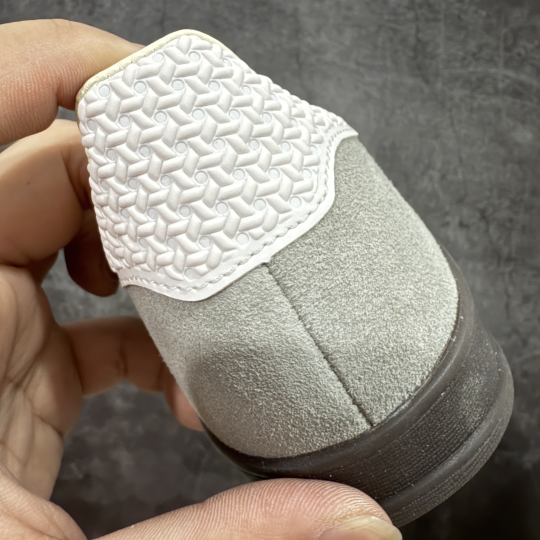 图片[2]-【纯原LW版】Adidas Originals Gazelle Indoor 防滑低帮T头德训鞋 GZ复古系列 灰熊 IF1807 纯原大厂LW工厂出货💪🏻 正确猪八材料 毛绒感质感都特别强 非普通版本 市场顶级版本完美还原zp细节，注意区别市场任何版本，完全不是一路货色‼️ 全鞋原材料打造，无任何色差，正确鞋型，后跟港宝材料定型，正确微透生胶大底，反口内里头层细腻小牛皮，纸板中底 鞋垫背胶，侧面正确烫金压印字母，所有细节完美还原‼️ 尺码：35.5 36 36.5 37 38 38.5 39 40 40.5 41 42 42.5 43 44 44.5 45-选品中心