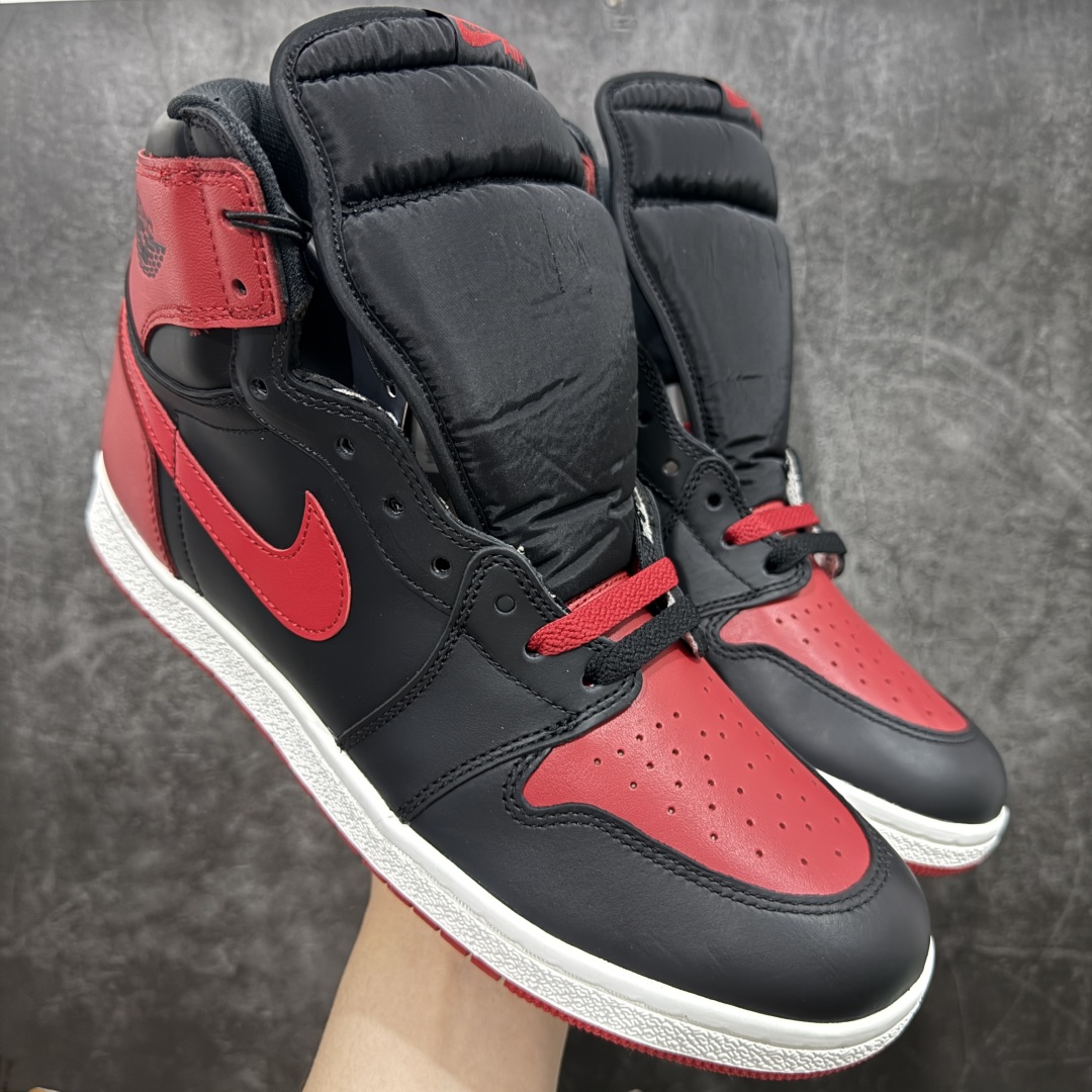 【DG2.0纯原】Jordan Air Jordan 1 High \’85“Bred”禁穿 2025年复刻 舒适百搭 耐磨透气 高帮 复古篮球鞋 男款 黑红 国内版 HV6674-067 高端零售特供批次 产品品控稳定性领先行业 各方面均可对飙LJR版 良心定价不杀猪 SZ原厂全套原楦原纸板冲刀磨具开发 原厂皮料加持 原厂港宝加持定型后跟R度完美 同源原厂电绣 飞翼针数密度立体效果一致 百分百一致原鞋 原厂拉帮工艺 针距密度一致 后跟弧度收口自然不对折 极致一眼正品既视感 进口玻璃冲刀皮料裁剪零毛边 全鞋电脑针车工艺 品控清洁度最高QC检验标准 免检产品 原厂订购鞋盒、鞋标、防尘纸、鞋撑、鞋带 追求极致的原厂味道 尺码：40.5 41 42 42.5 43 44 44.5 45 46 47.5-选品中心