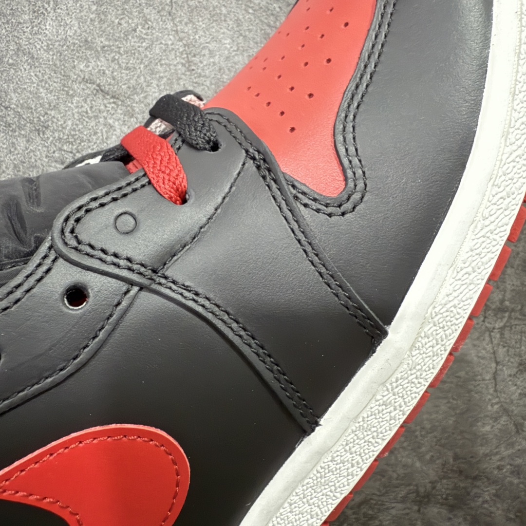 图片[5]-【DG2.0纯原】Jordan Air Jordan 1 High \’85“Bred”禁穿 2025年复刻 舒适百搭 耐磨透气 高帮 复古篮球鞋 男款 黑红 国内版 HV6674-067 高端零售特供批次 产品品控稳定性领先行业 各方面均可对飙LJR版 良心定价不杀猪 SZ原厂全套原楦原纸板冲刀磨具开发 原厂皮料加持 原厂港宝加持定型后跟R度完美 同源原厂电绣 飞翼针数密度立体效果一致 百分百一致原鞋 原厂拉帮工艺 针距密度一致 后跟弧度收口自然不对折 极致一眼正品既视感 进口玻璃冲刀皮料裁剪零毛边 全鞋电脑针车工艺 品控清洁度最高QC检验标准 免检产品 原厂订购鞋盒、鞋标、防尘纸、鞋撑、鞋带 追求极致的原厂味道 尺码：40.5 41 42 42.5 43 44 44.5 45 46 47.5-选品中心