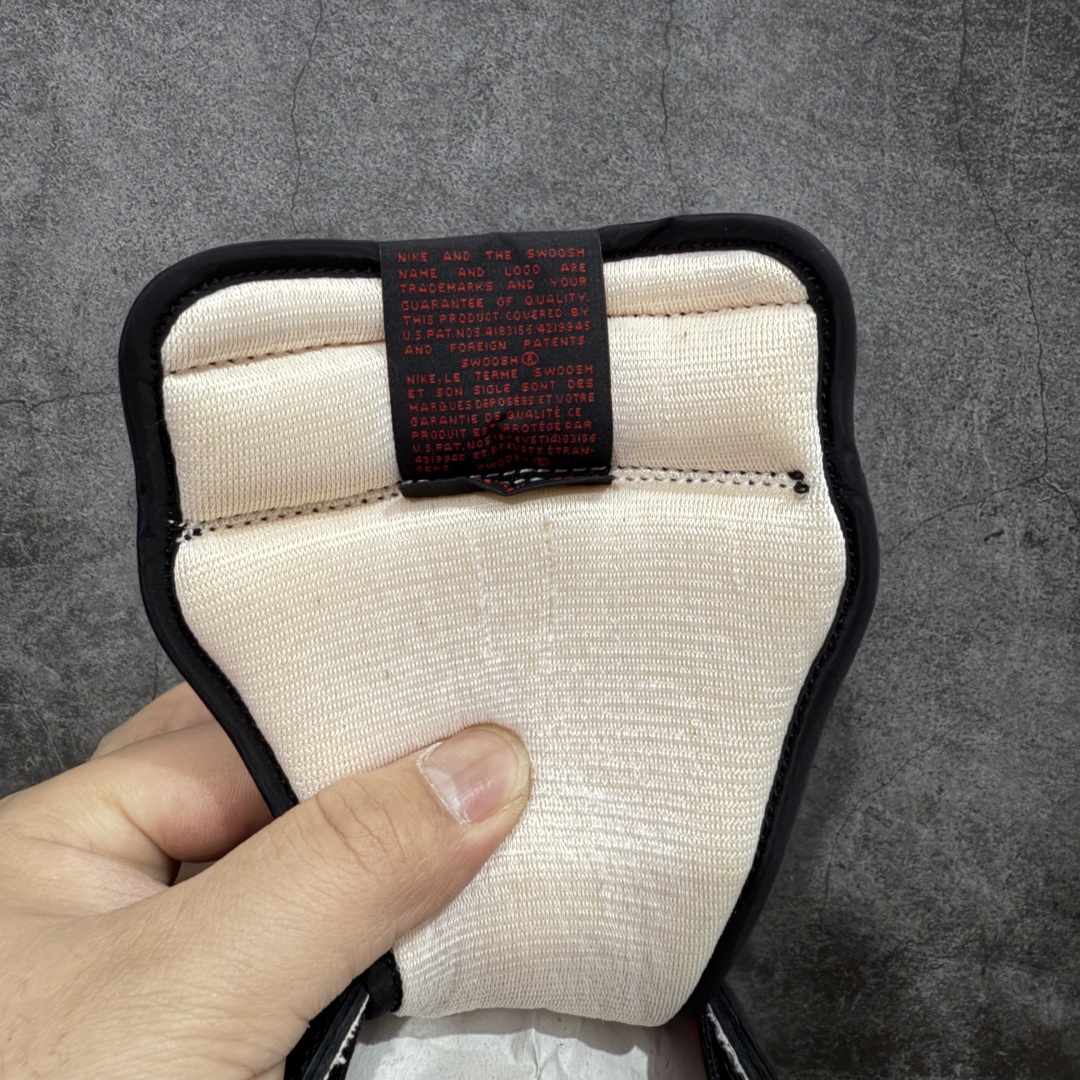 图片[8]-【DG2.0纯原】Jordan Air Jordan 1 High \’85“Bred”禁穿 2025年复刻 舒适百搭 耐磨透气 高帮 复古篮球鞋 男款 黑红 国内版 HV6674-067 高端零售特供批次 产品品控稳定性领先行业 各方面均可对飙LJR版 良心定价不杀猪 SZ原厂全套原楦原纸板冲刀磨具开发 原厂皮料加持 原厂港宝加持定型后跟R度完美 同源原厂电绣 飞翼针数密度立体效果一致 百分百一致原鞋 原厂拉帮工艺 针距密度一致 后跟弧度收口自然不对折 极致一眼正品既视感 进口玻璃冲刀皮料裁剪零毛边 全鞋电脑针车工艺 品控清洁度最高QC检验标准 免检产品 原厂订购鞋盒、鞋标、防尘纸、鞋撑、鞋带 追求极致的原厂味道 尺码：40.5 41 42 42.5 43 44 44.5 45 46 47.5-选品中心