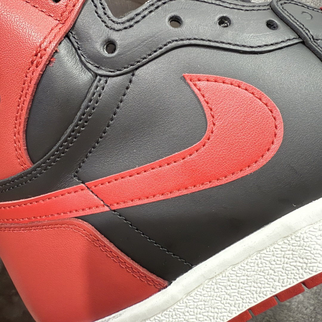 图片[4]-【DG2.0纯原】Jordan Air Jordan 1 High \’85“Bred”禁穿 2025年复刻 舒适百搭 耐磨透气 高帮 复古篮球鞋 男款 黑红 国内版 HV6674-067 高端零售特供批次 产品品控稳定性领先行业 各方面均可对飙LJR版 良心定价不杀猪 SZ原厂全套原楦原纸板冲刀磨具开发 原厂皮料加持 原厂港宝加持定型后跟R度完美 同源原厂电绣 飞翼针数密度立体效果一致 百分百一致原鞋 原厂拉帮工艺 针距密度一致 后跟弧度收口自然不对折 极致一眼正品既视感 进口玻璃冲刀皮料裁剪零毛边 全鞋电脑针车工艺 品控清洁度最高QC检验标准 免检产品 原厂订购鞋盒、鞋标、防尘纸、鞋撑、鞋带 追求极致的原厂味道 尺码：40.5 41 42 42.5 43 44 44.5 45 46 47.5-选品中心