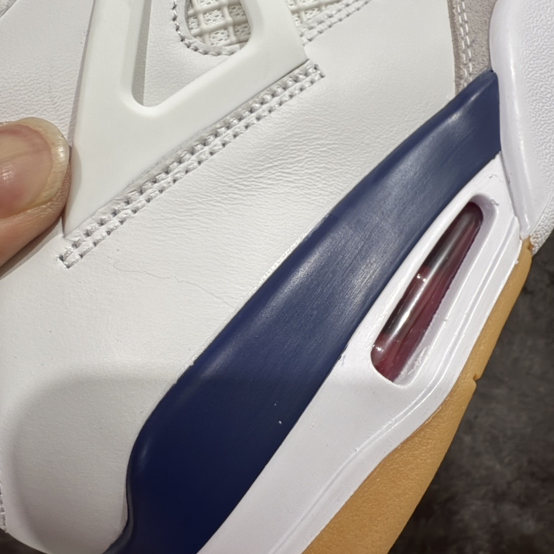 图片[3]-【PK纯原】NK SB x Air Jordan AJ4 联名海军蓝 白蓝 DR5415-100 全套原纸板楦头开发 原厂特供皮料加持 确保原汁原味 完美呈现四代版型 一比一鞋头弧度高度鞋身弧度 数据细节工艺流程均保持原鞋一致 原厂TPU网格鞋带扣 正确内里网布 菱角分明不变形无多余毛边 柔软性质感一致于原鞋 市场唯一原厂鞋扣模具 背面可见隐藏注塑口 原厂织唛标 原厂飞人电绣工艺 尾指中部跳三针 独家绑鞋带手法 印刷中底布 四线拉帮 米色美纹纸贴合固定 进口港宝加持 后跟自然饱满 全鞋荧光划线卡点 追求极致完美 每一双都是工艺品 多重QC质检 超越公司货的品控标准 实实在在的免检产品   尺码：40 40.5 41 42 42.5 43 44 44.5 45 46 47.5-选品中心